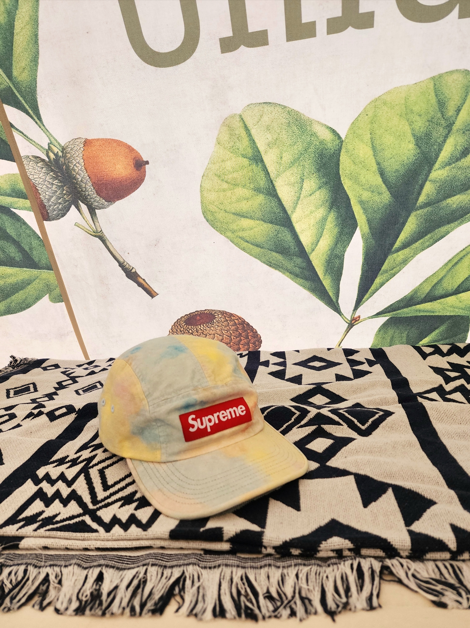 Supreme Multicolor Denim Camp Cap Multi-Color - 18SS, Supreme Cities Arc Crewneck Pale Lime - 21FW 착용 스타일 - 1