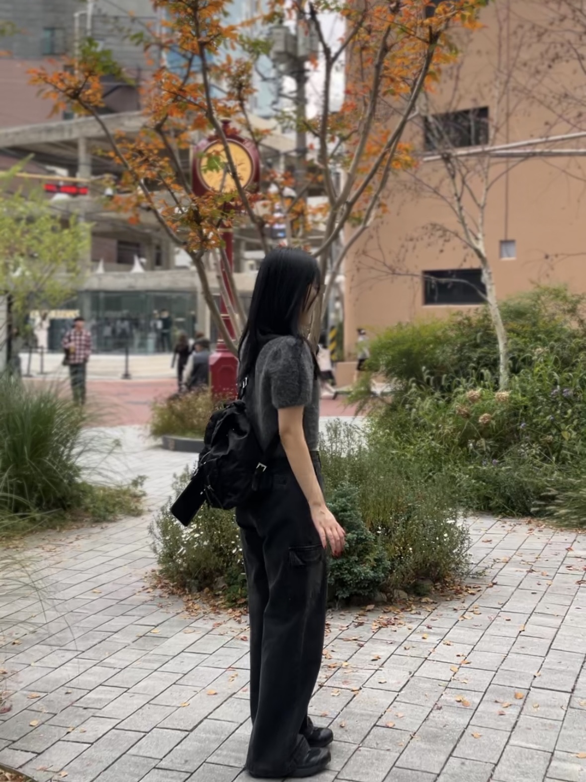 Prada Re-Nylon Medium Backpack Black, Salomon XT-6 ADV Black 착용 스타일
