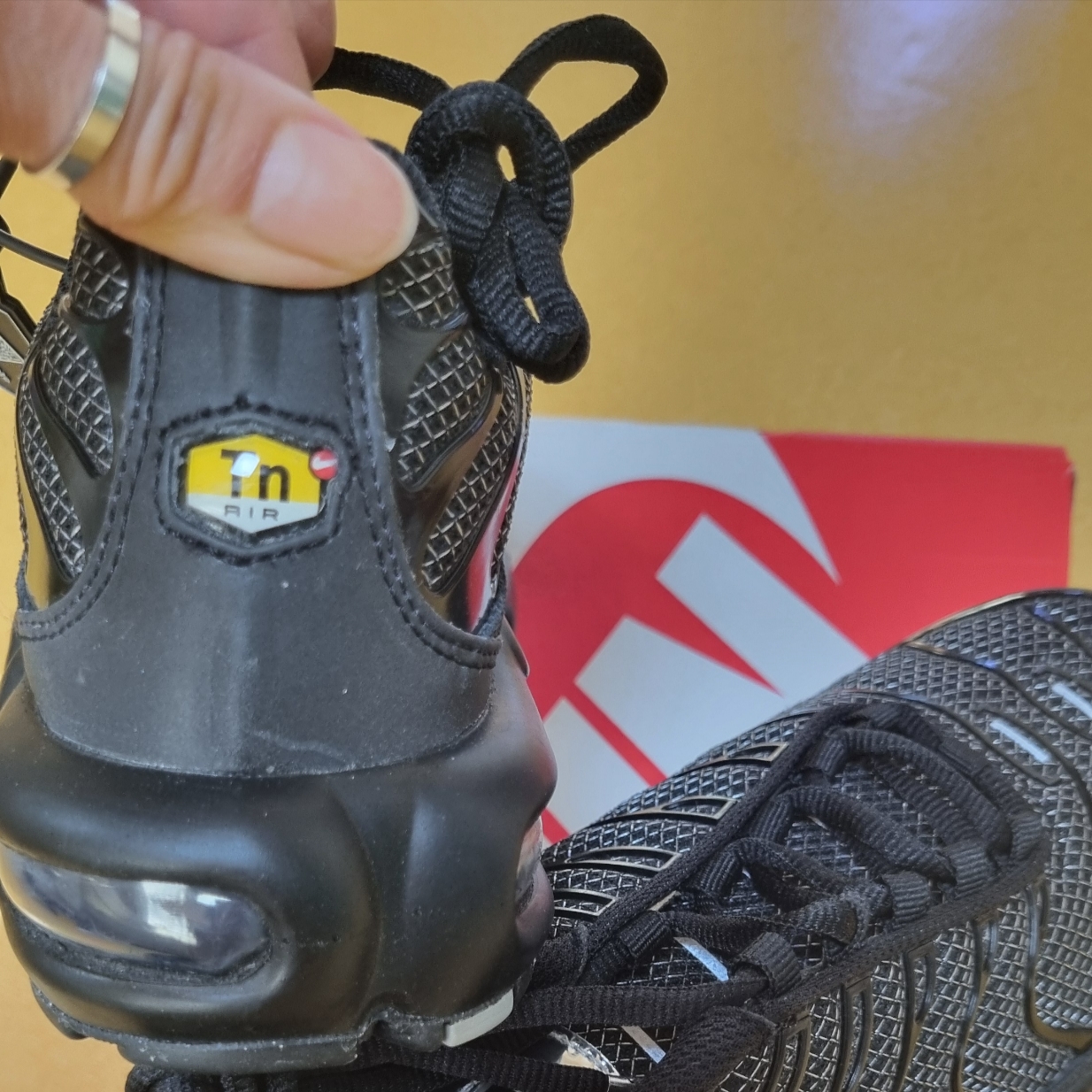 (W) Nike Air Max Plus Black Metallic Silver 착용 스타일 - 1