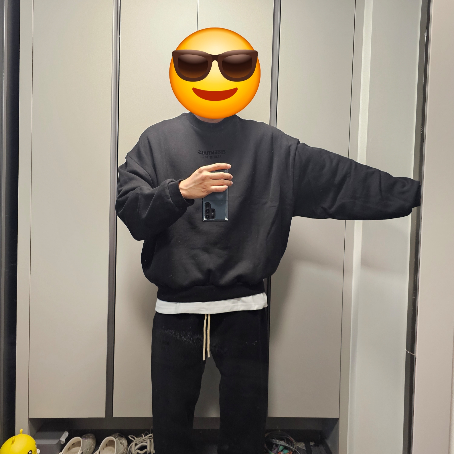 Essentials Crewneck Jet Black - 23FW, Essentials Sweatpants Jet Black - 23FW 착용 스타일 - 2