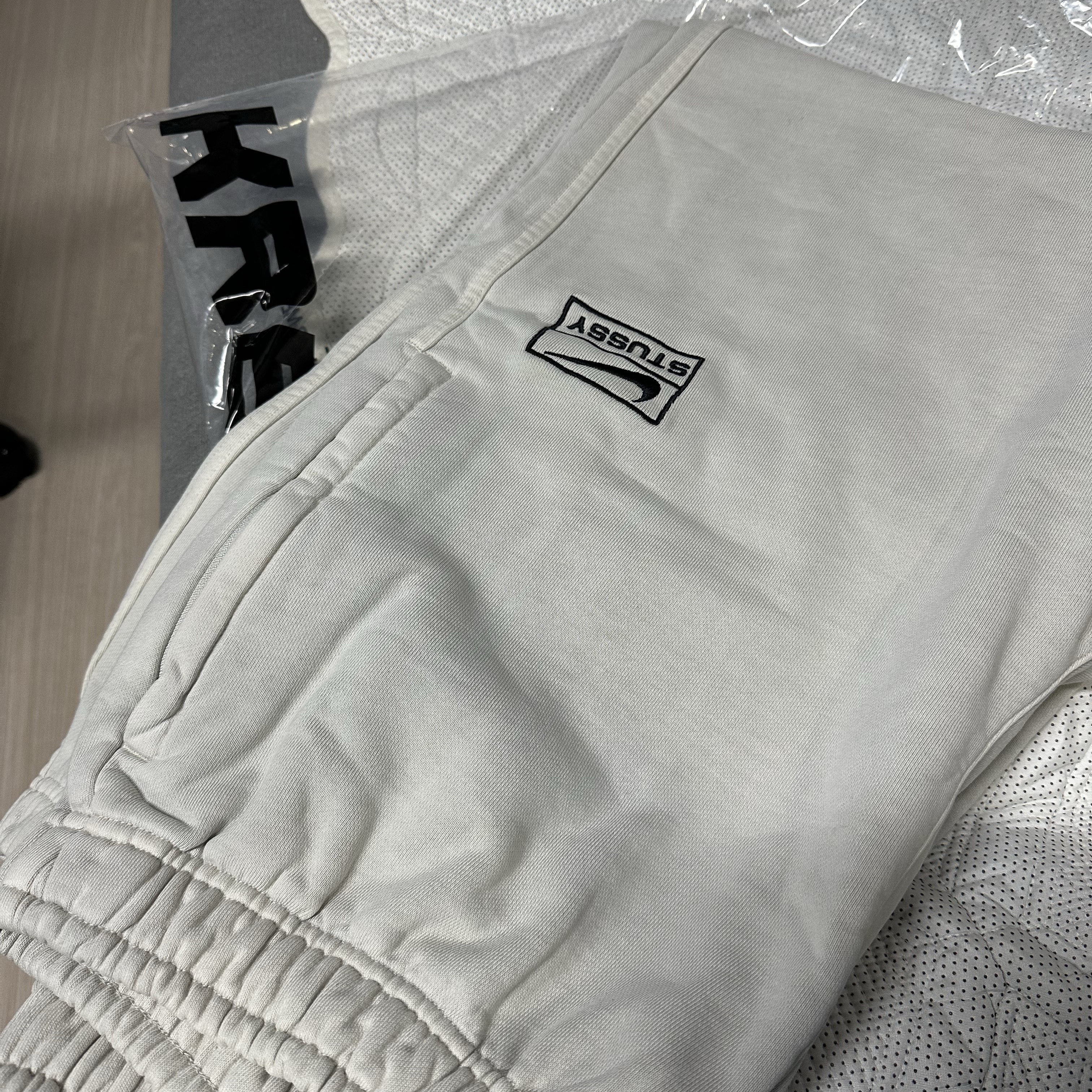 Nike x Stussy Pigment Dyed Fleece Pants Light Bone (FZ9992-072) 착용 스타일