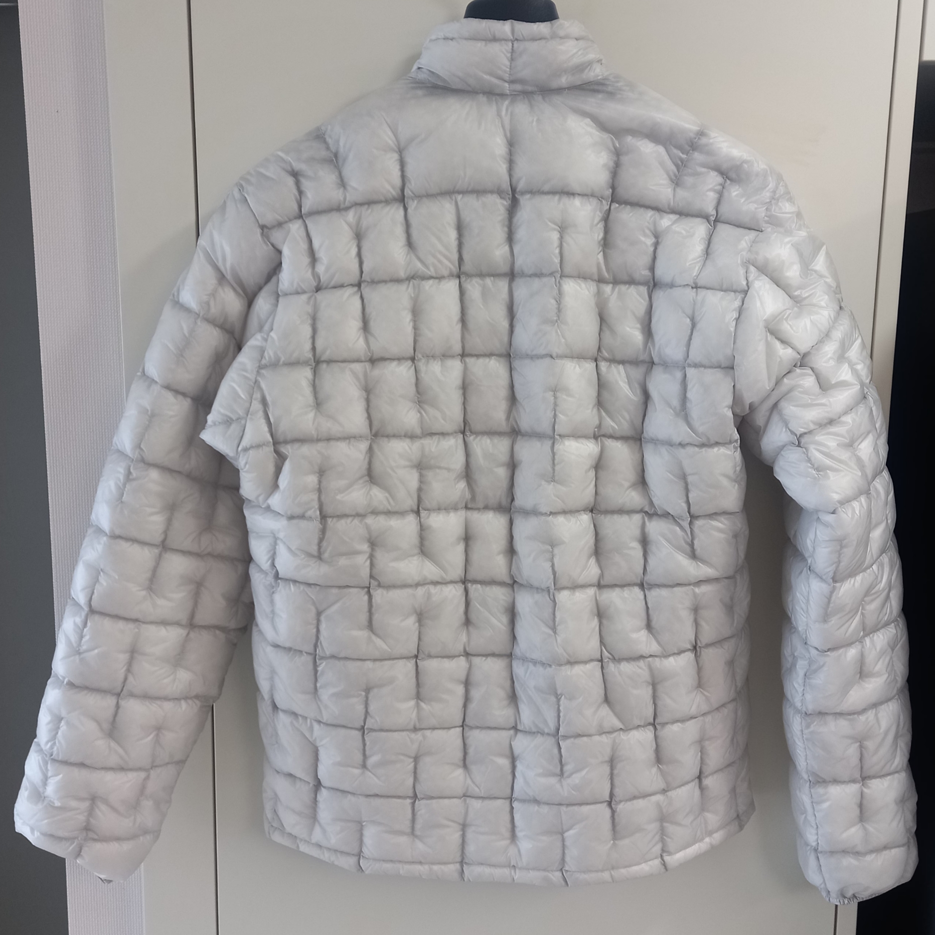 Montbell US Plasma 1000 Down Jacket Light Silver, Montbell Plasma 1000 Down Jacket Light Silver 착용 스타일 - 3