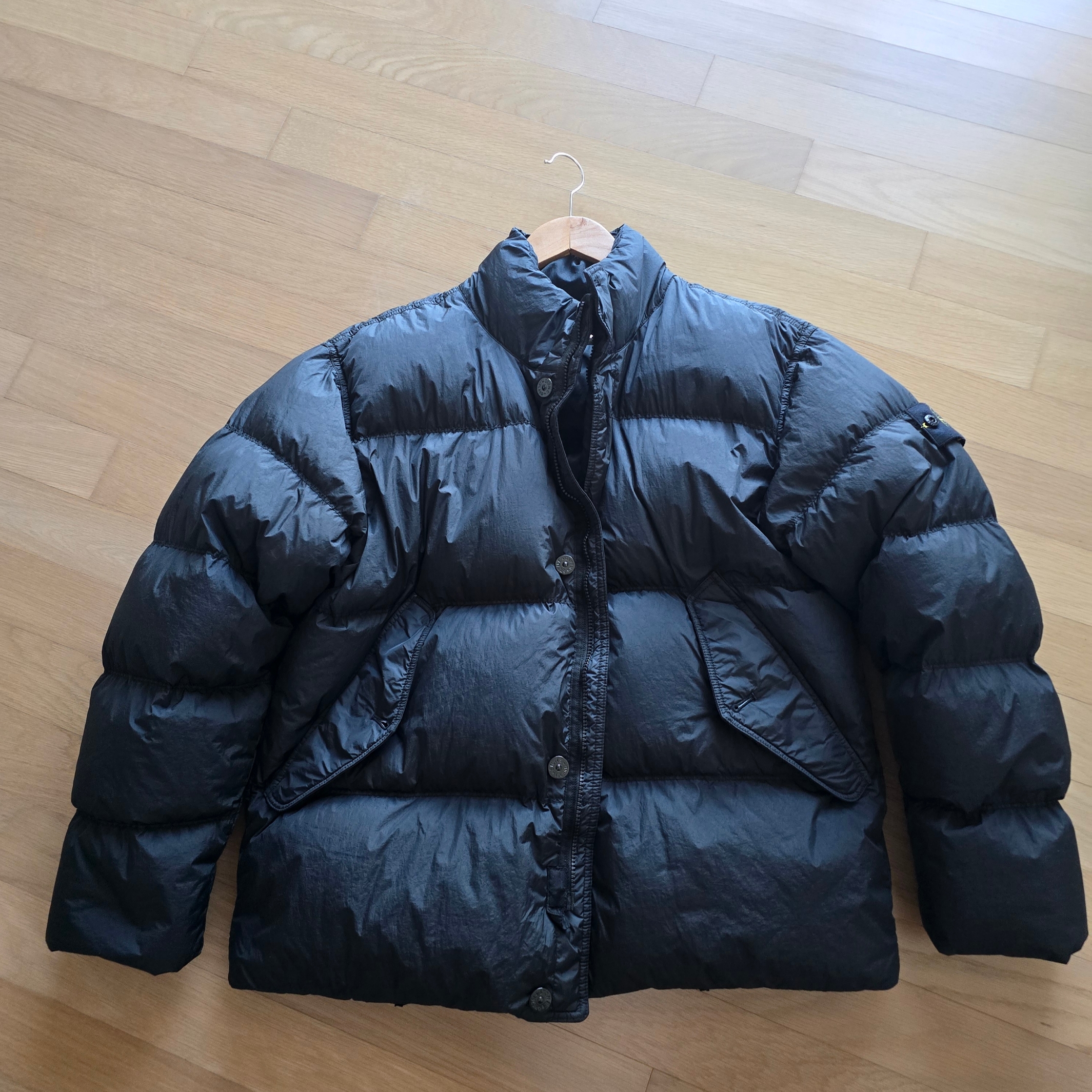 Stone Island 40123 Garment Dyed Crinkle Reps R-NY Down Jacket Black - 24FW 착용 스타일
