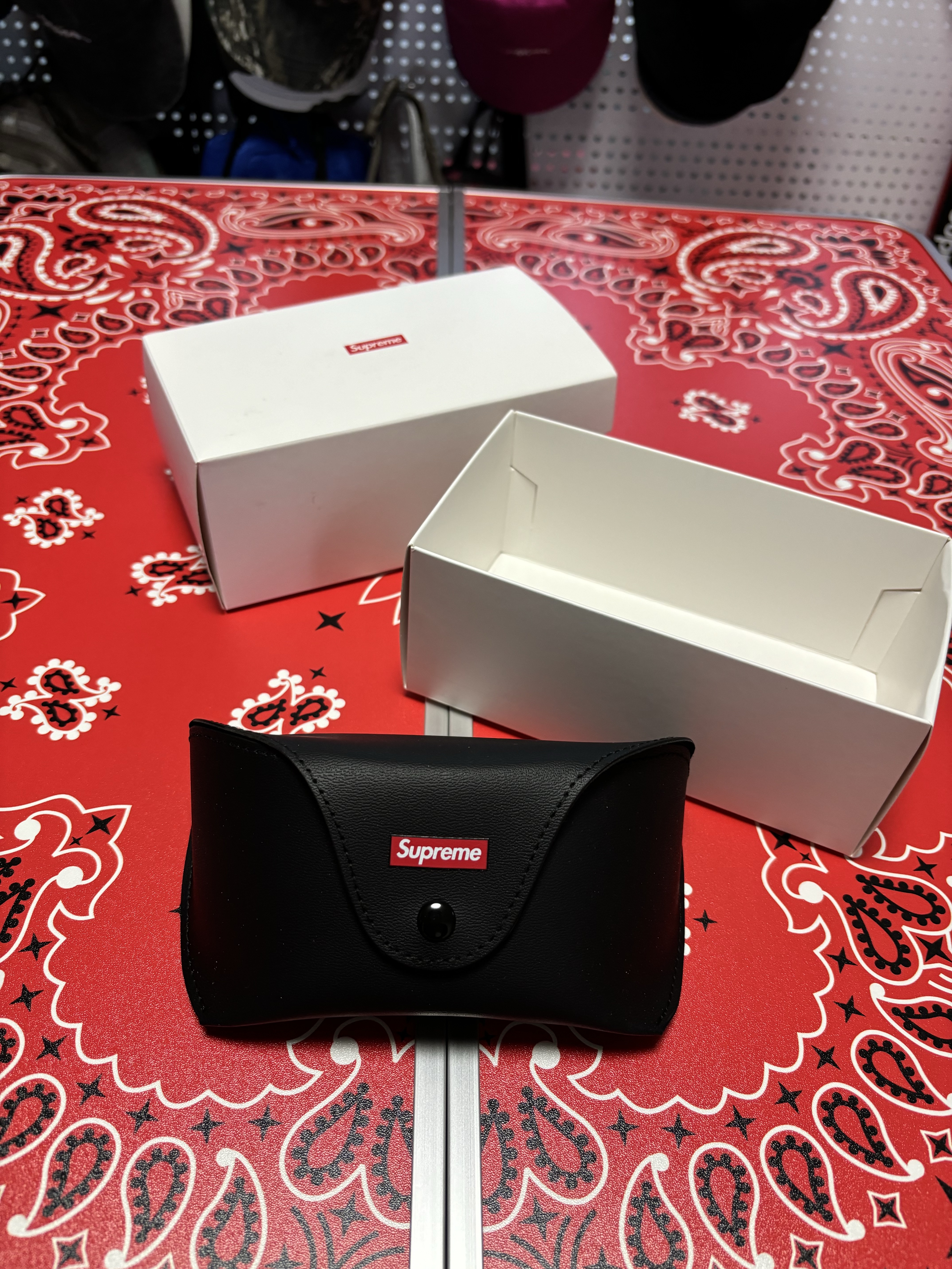 Supreme x Nike Lightweight Crew Socks Red (1 Pack), Supreme Ripstop Keychain Black - 24SS 착용 스타일 - 8