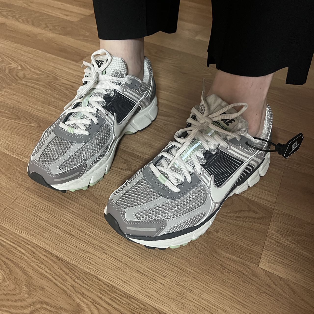 (W) Nike Zoom Vomero 5 Cobblestone and Flat Pewter 착용 스타일
