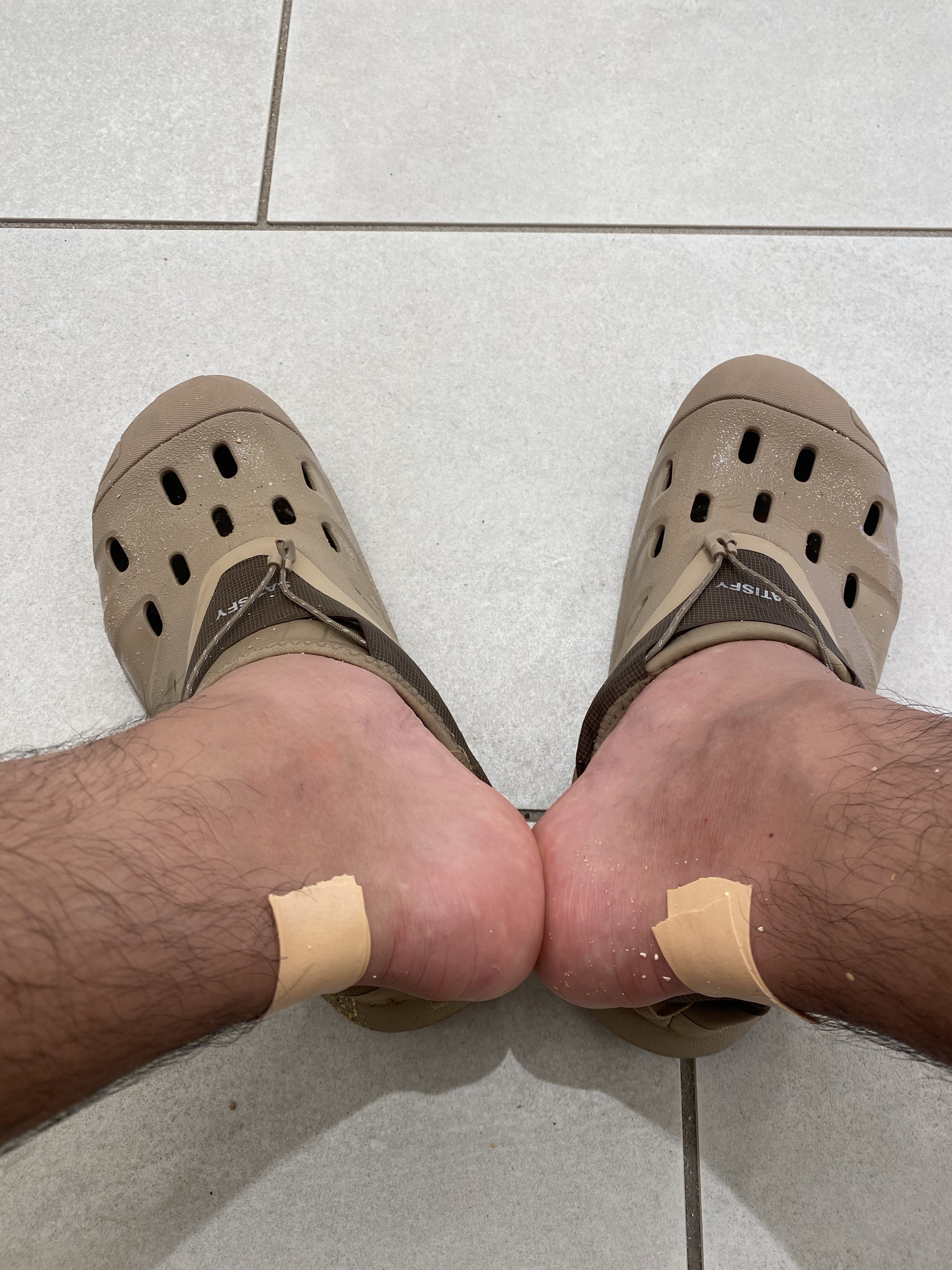 Crocs x Satisfy Quick Trail Low Brown 착용 스타일 - 2