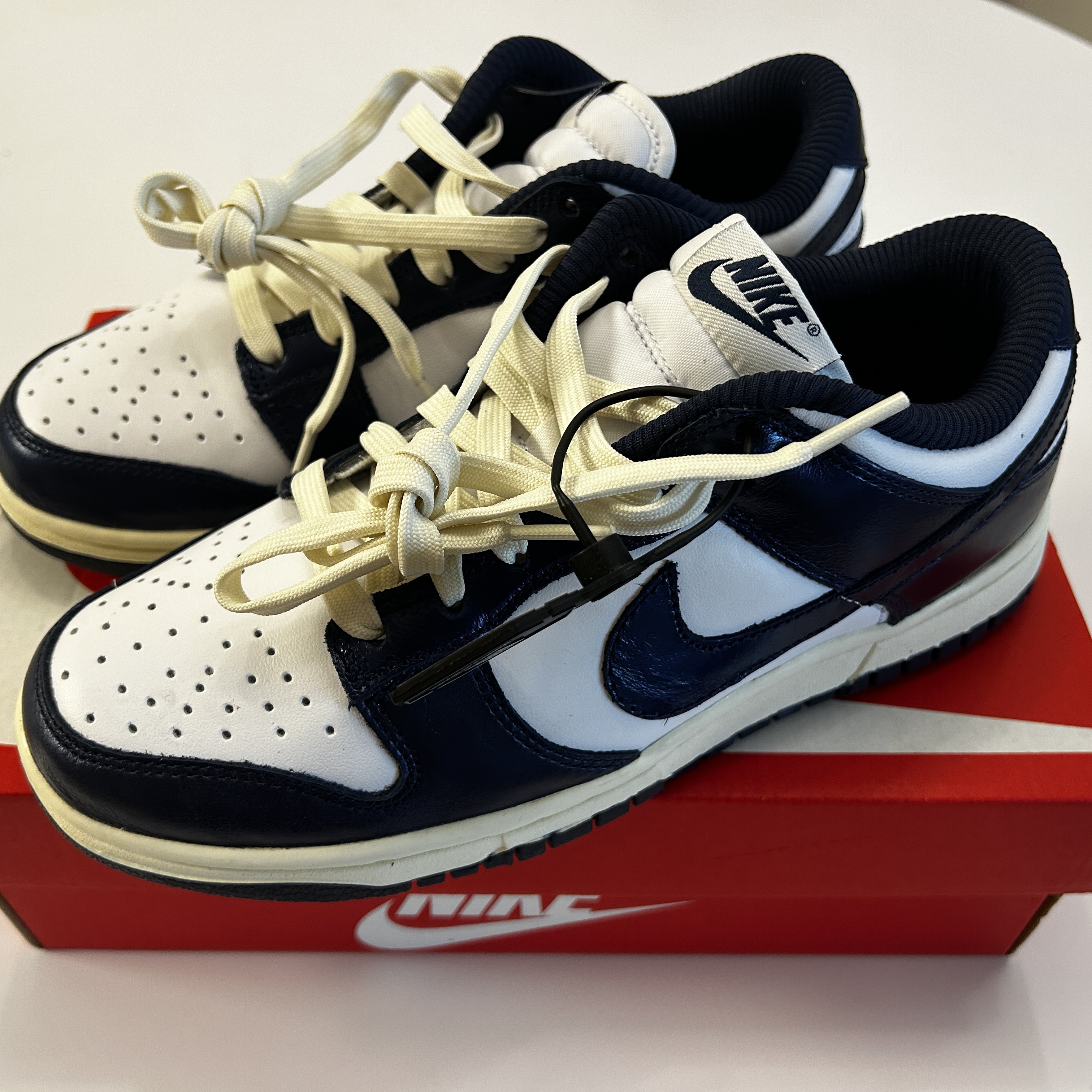 (W) Nike Dunk Low PRM Midnight Navy and White 착용 스타일 - 1