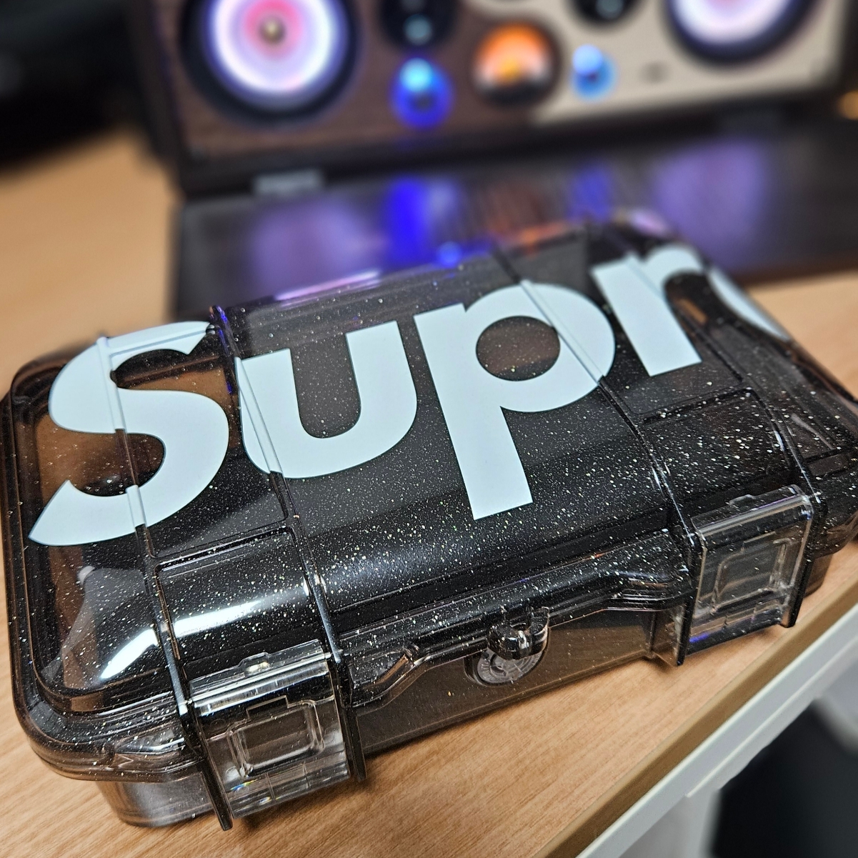 Supreme x Pelican Waterproof M50 Micro Case Black - 24FW 착용 스타일