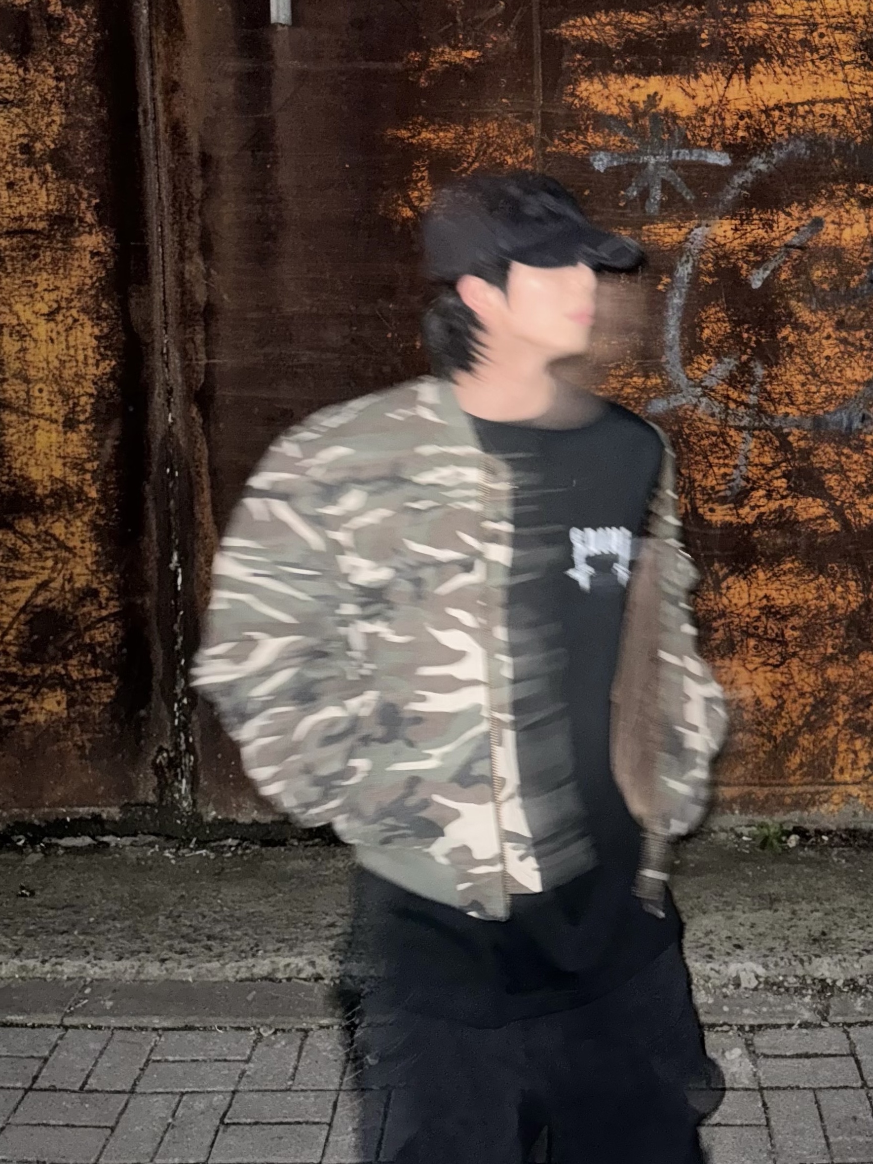 Awende Messiah Camo Bomber Jacket, Awende Saint Black LS T-Shirt 착용 스타일 - 7
