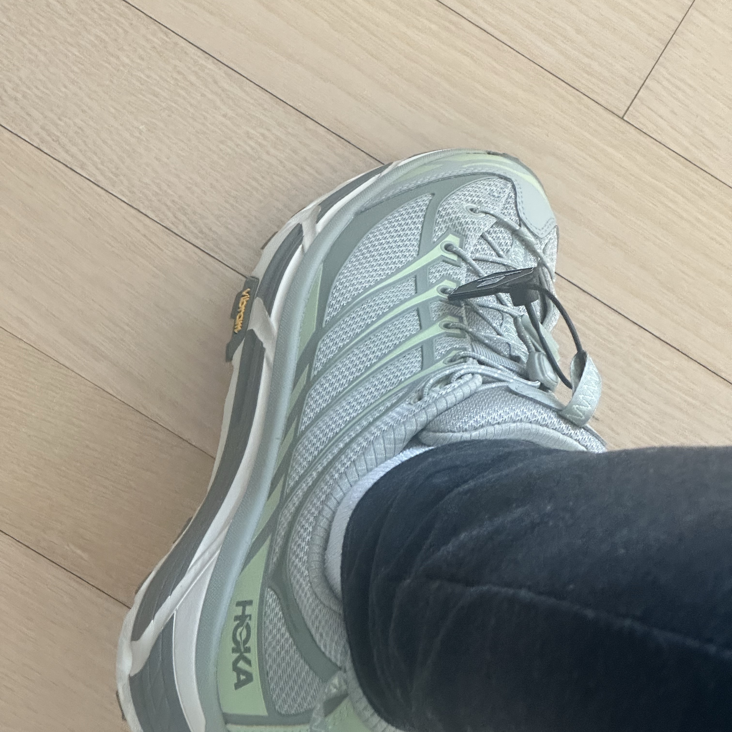 Hoka Mafate Three 2 Barely Seed Green 착용 스타일 - 3