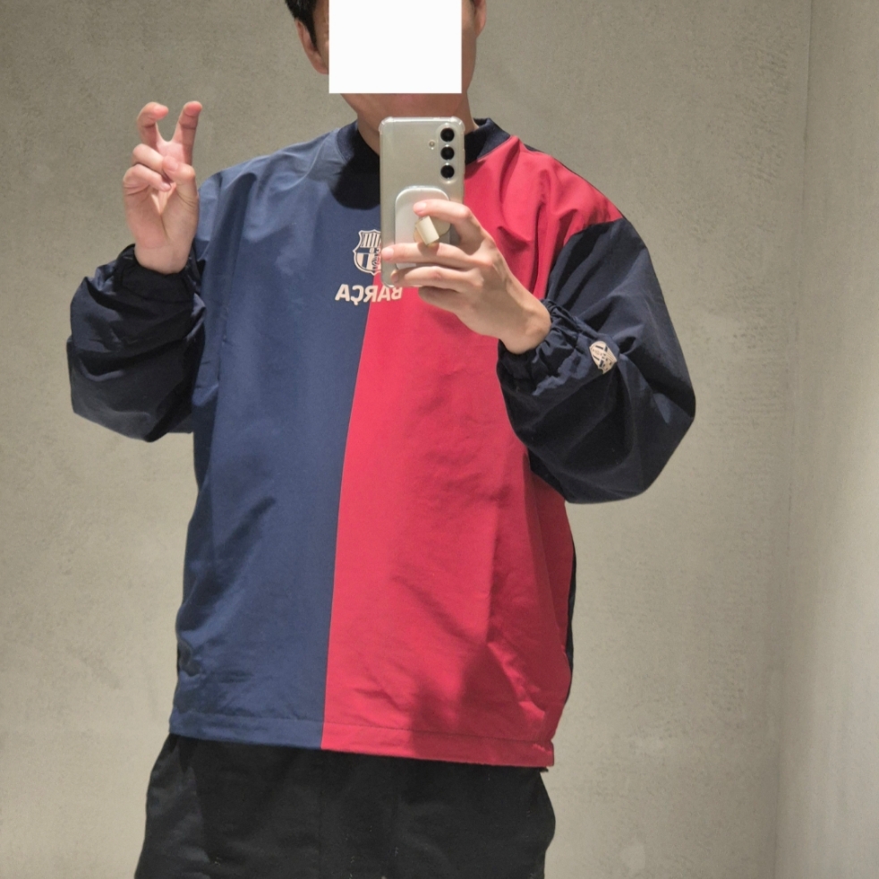 FC Barcelona Classic Line Retro Woven Sweatshirt Navy Red 착용 스타일