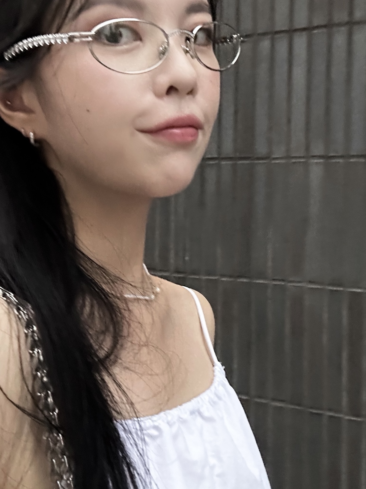 Gentle Monster x Jennie Jentle Salon Barrette 02 Silver Metal Clear 착용 스타일 - 3