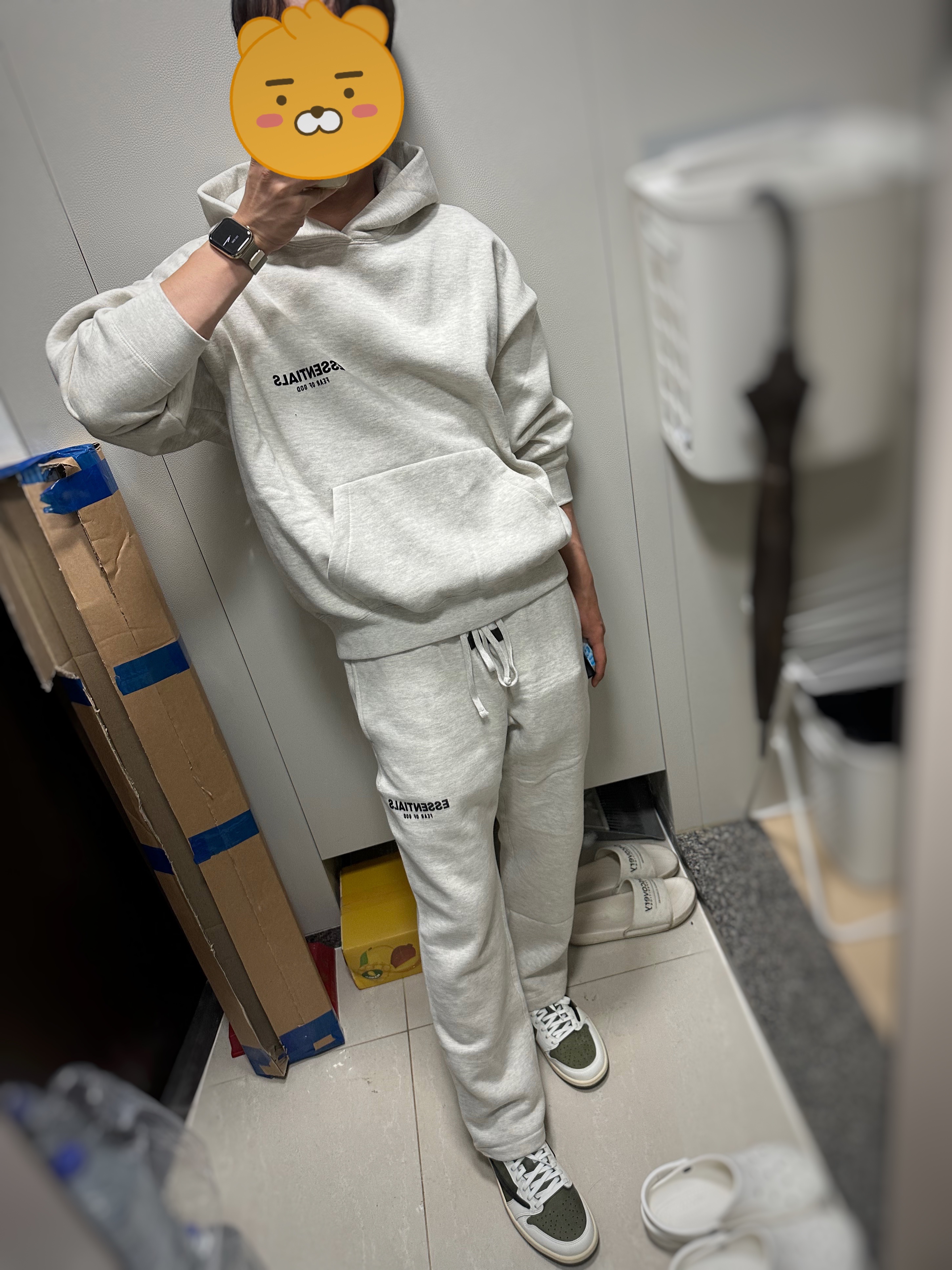 Essentials The Core Collection Hoodie Light Oatmeal, Essentials The Core Collection Relaxed Sweatpants Light Oatmeal 착용 스타일