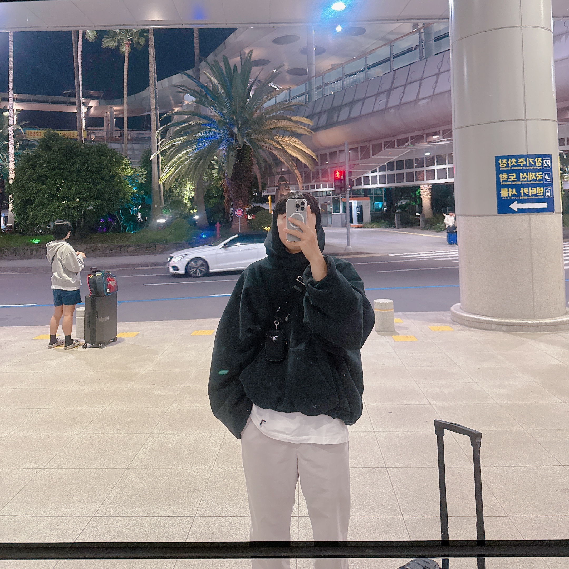 Yeezy Gap Engineered By Balenciaga Dove Hoodie Washed Black, Prada Re-Nylon and Saffiano Leather Shoulder Bag Black 착용 스타일