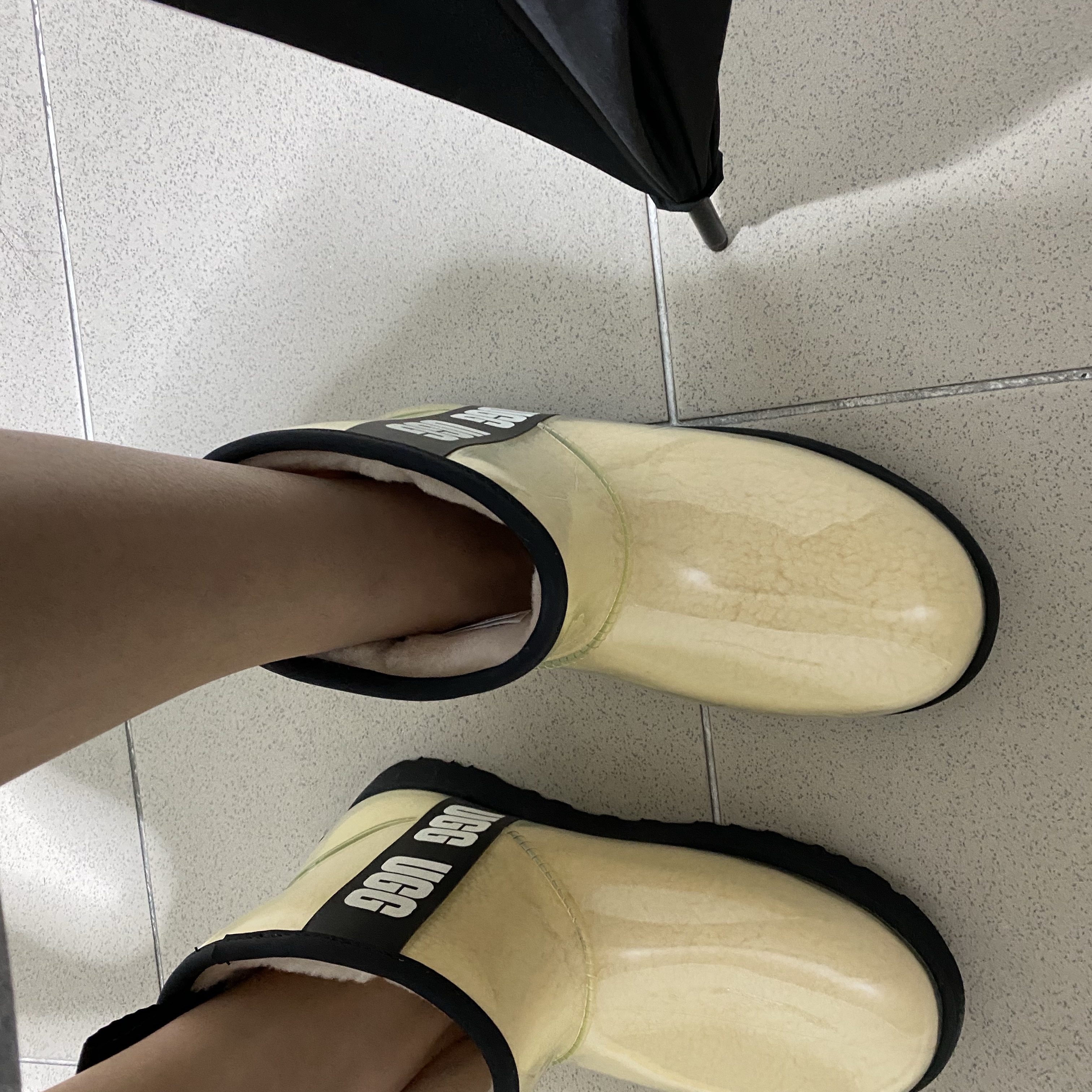 (W) UGG Classic Clear Mini Boots Natural Black 착용 스타일