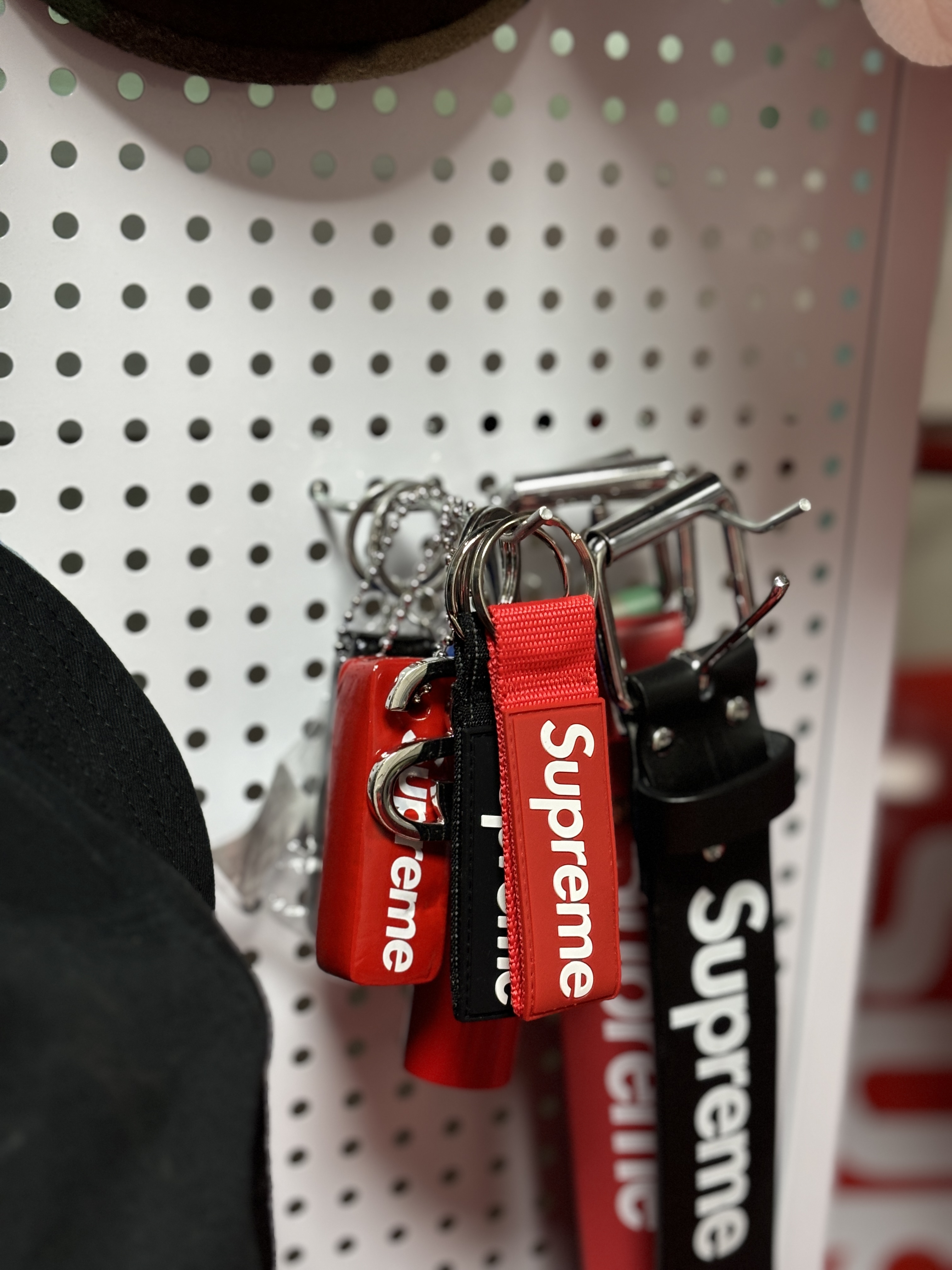 Supreme x Nike Lightweight Crew Socks Red (1 Pack), Supreme Ripstop Keychain Black - 24SS 착용 스타일 - 10