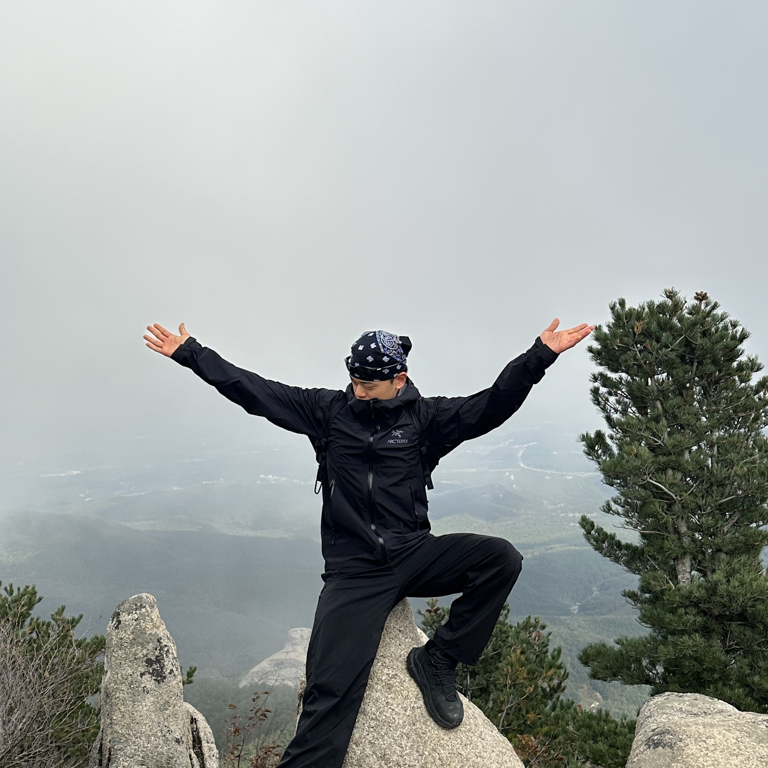 Arc'teryx Beta LT Jacket Black, Oakley Eye Jacket Redux Matte Black Frame Prizm Grey Lenses High Bridge Fit 착용 스타일