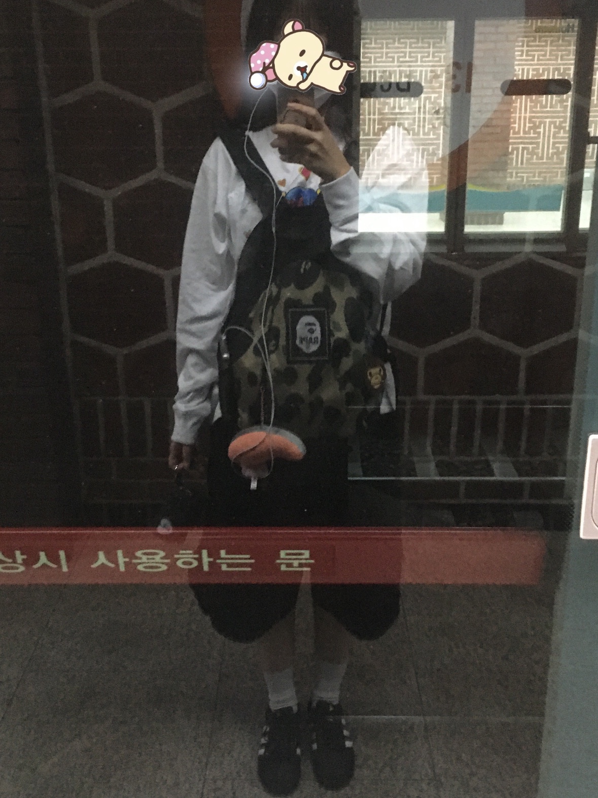Adidas Superstar Core Black White, (W) UGG Tazz Slipper Chestnut 착용 스타일 - 1