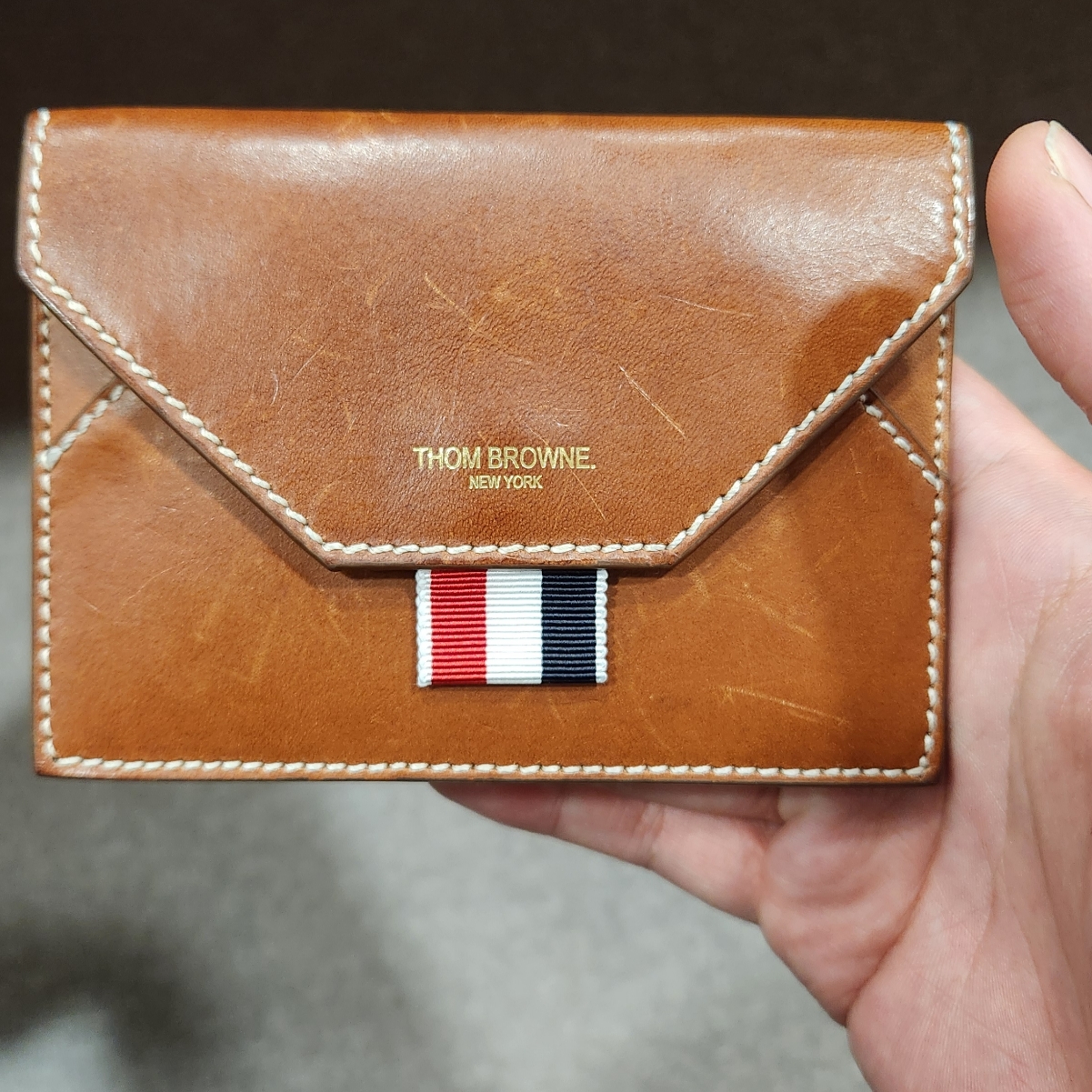 Thom Browne Vacchetta Envelope Card Holder Natural 착용 스타일