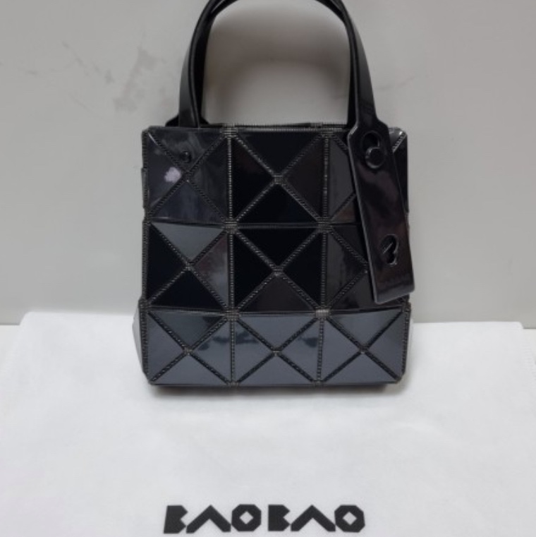 Bao Bao Issey Miyake Prism Plus Mini Tote Bag Black 착용 스타일 - 1