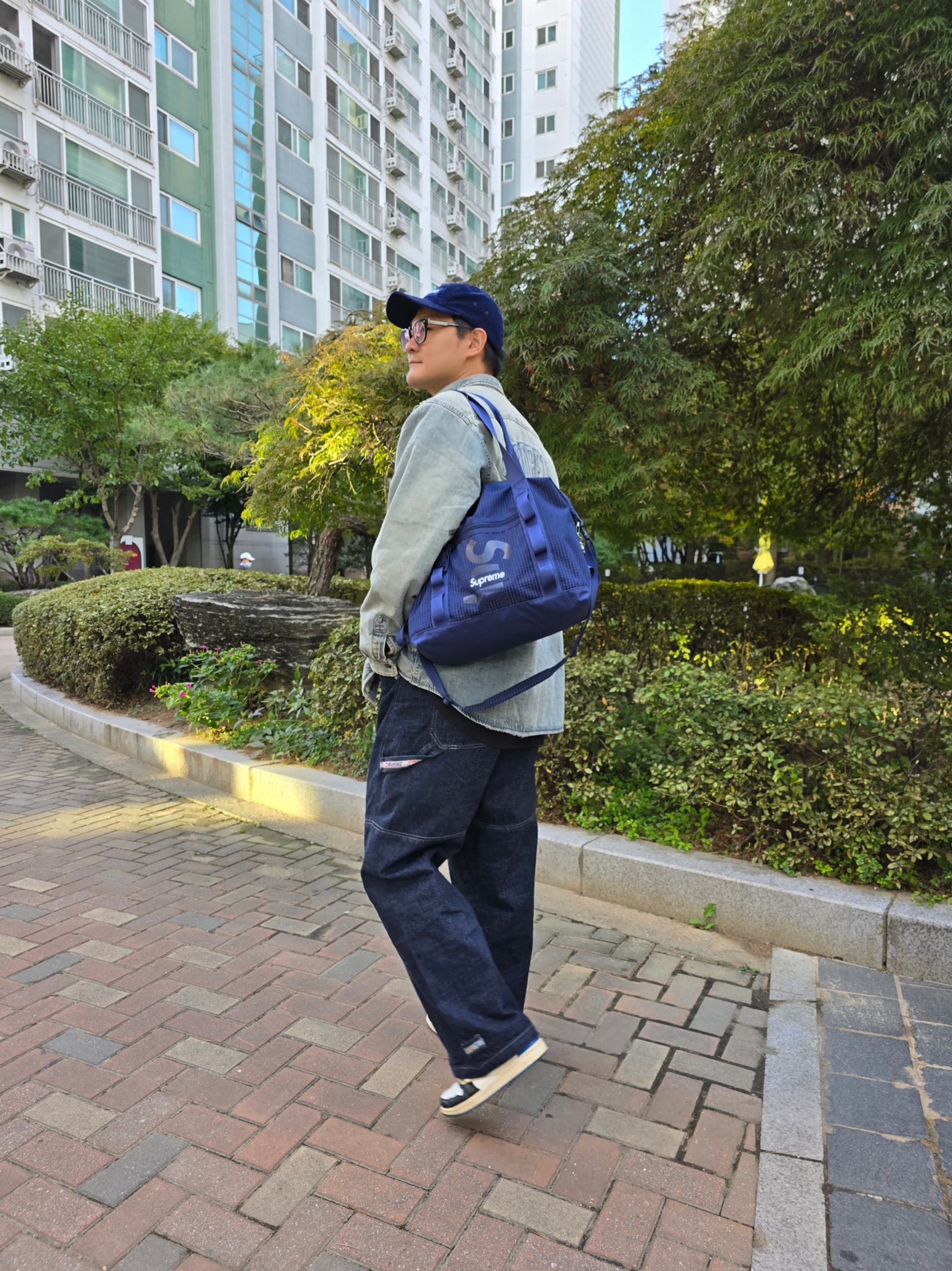 Supreme Faux Shearling Lined Work Shirt Washed Indigo Denim - 24FW, Supreme Tote Bag Navy - 24SS 착용 스타일 - 1