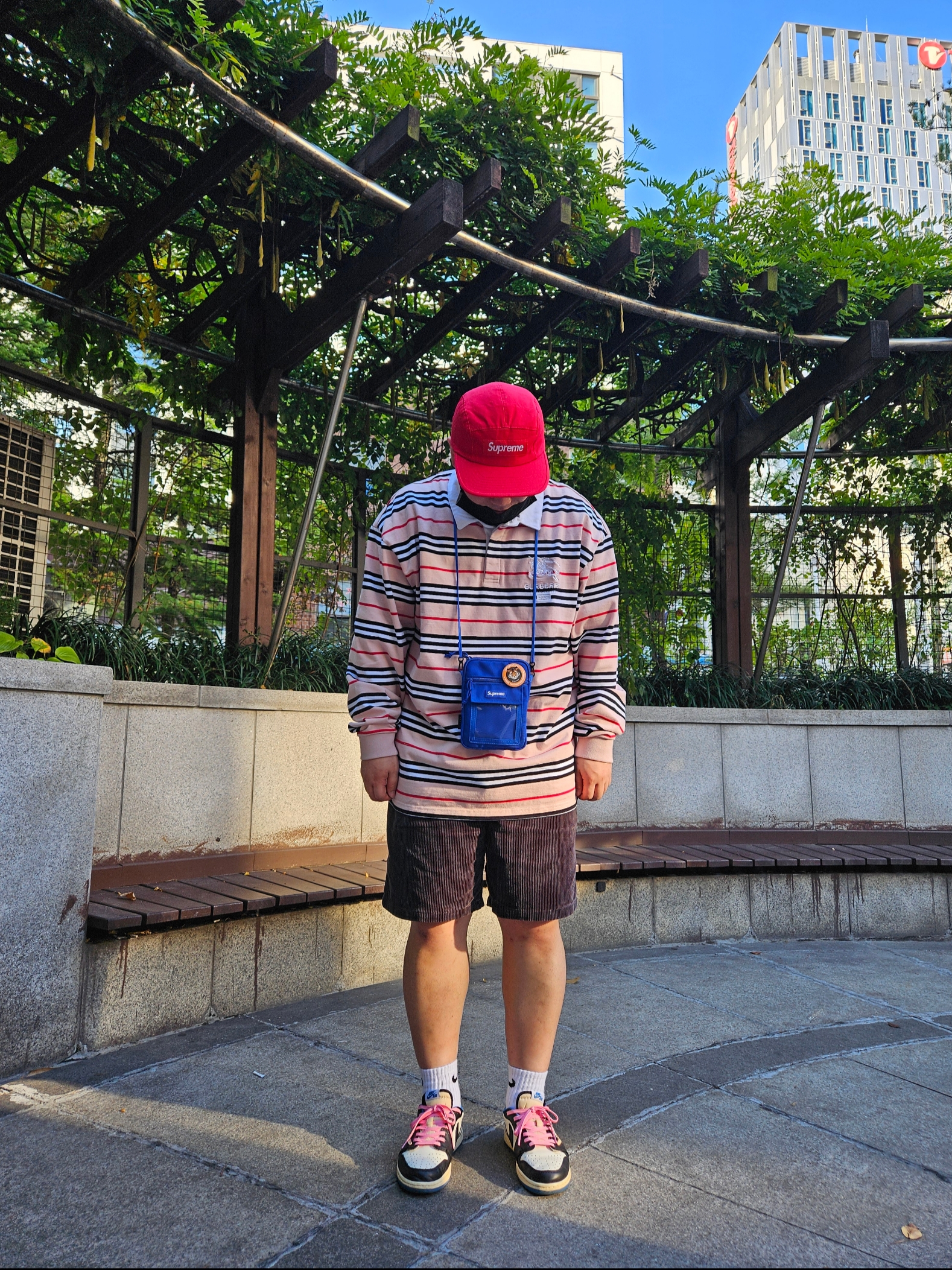 Supreme Washed Chino Twill Camp Cap Red, Supreme x Burberry Rugby Pink - 22SS 착용 스타일 - 1
