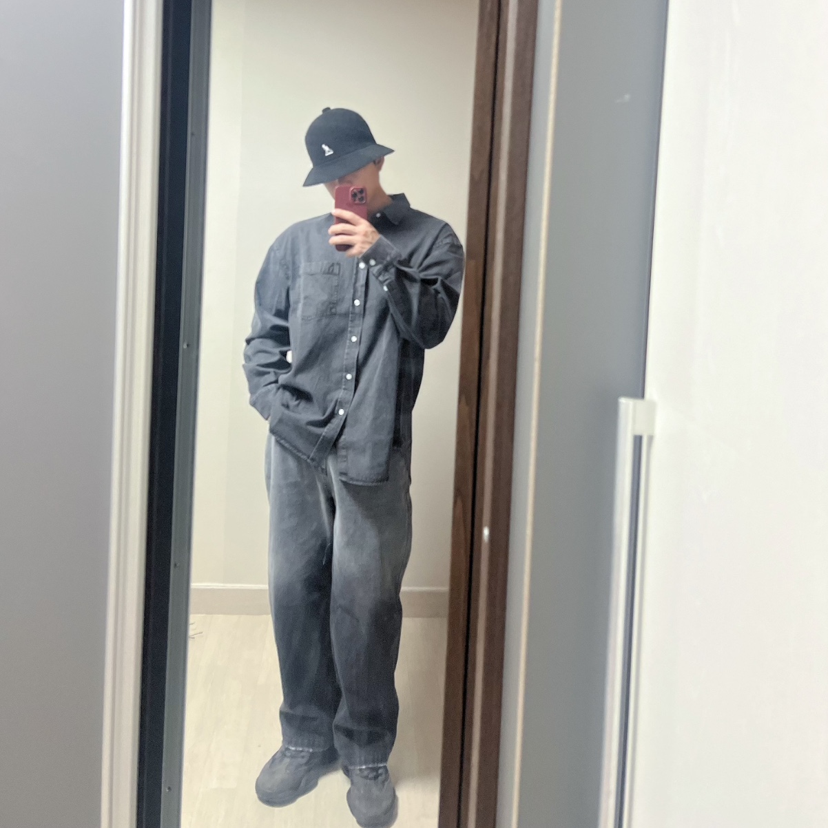 Adidas Yeezy 500 Utility Black 2022/2023, Kangol x Mastermind World Flip It Rev Tropic Casual Bucket Hat Black 착용 스타일