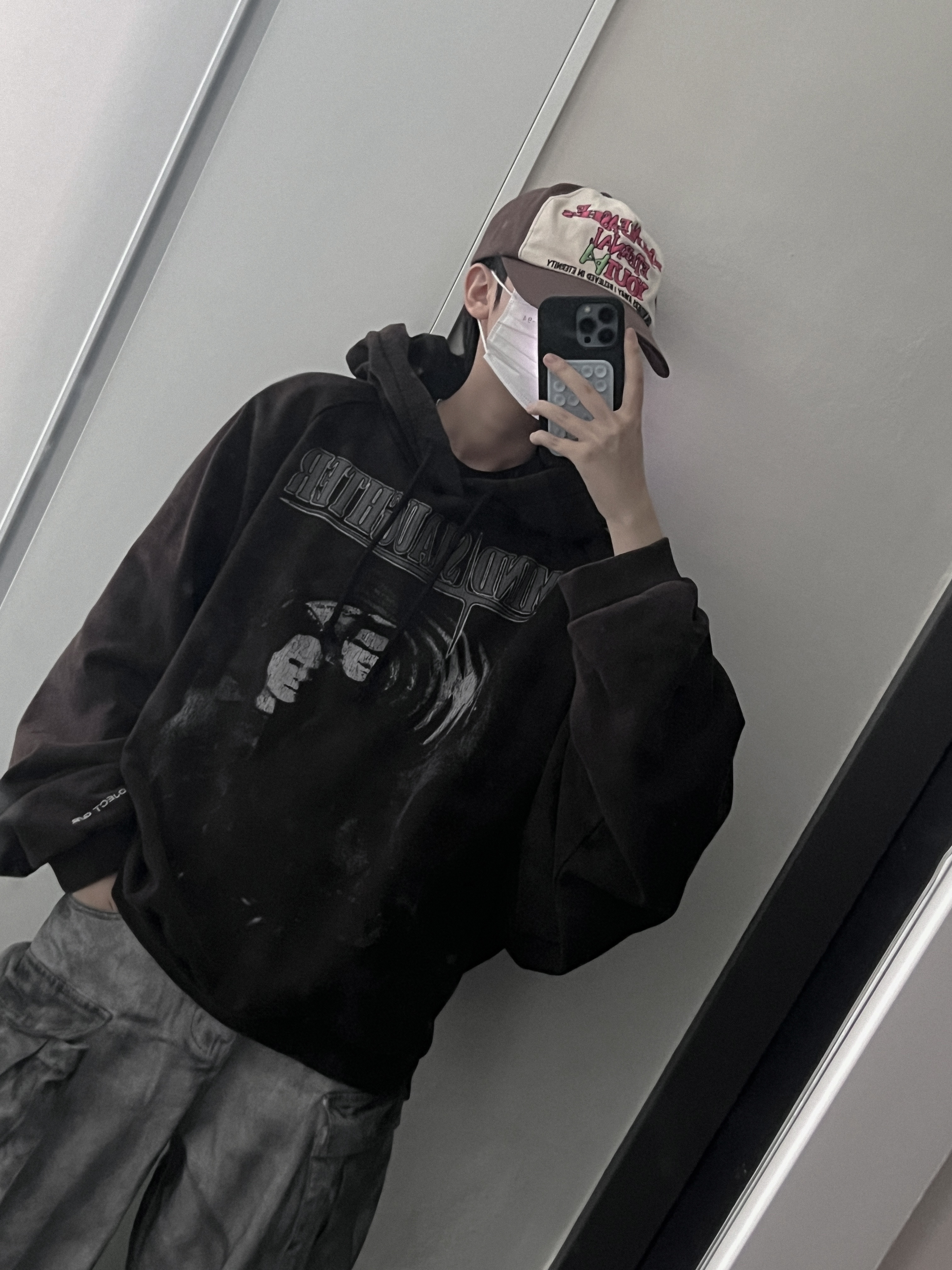 Project G/R Mind Slaughter Vintage Washeed Hoodie Black, NON FLOOR Oriental Dirty Cargo Pants White 착용 스타일 - 1