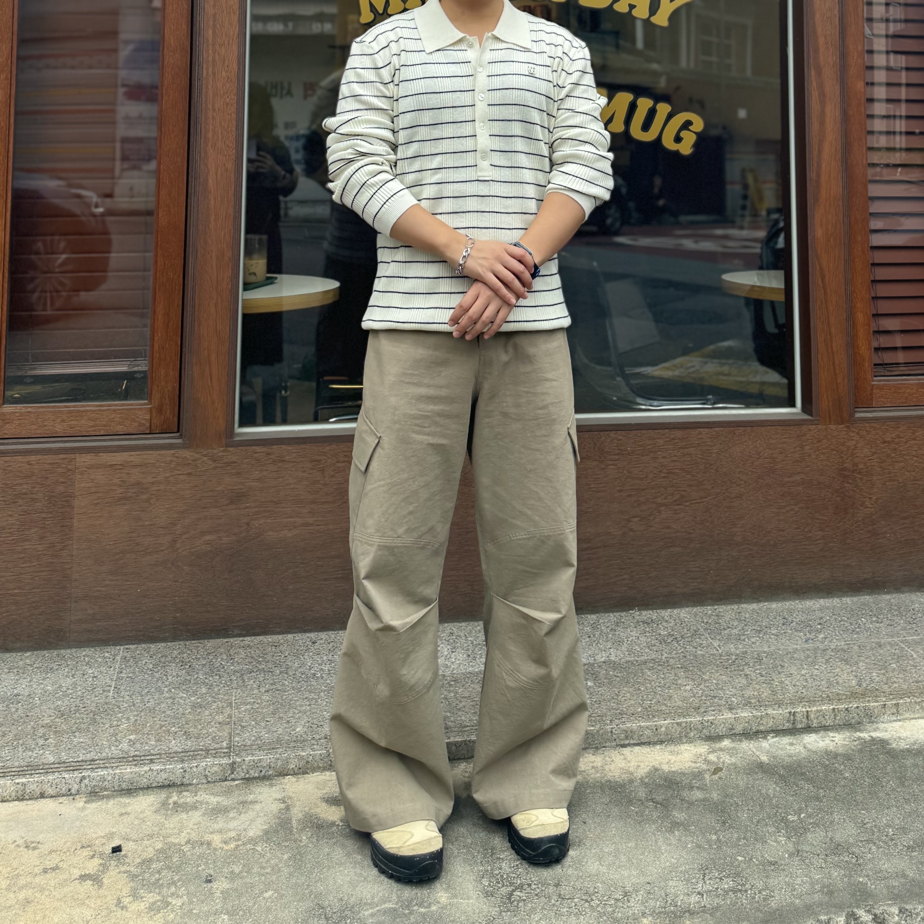 DIVEIN Vern Cargo Pants Olive Beige 착용 스타일 - 3