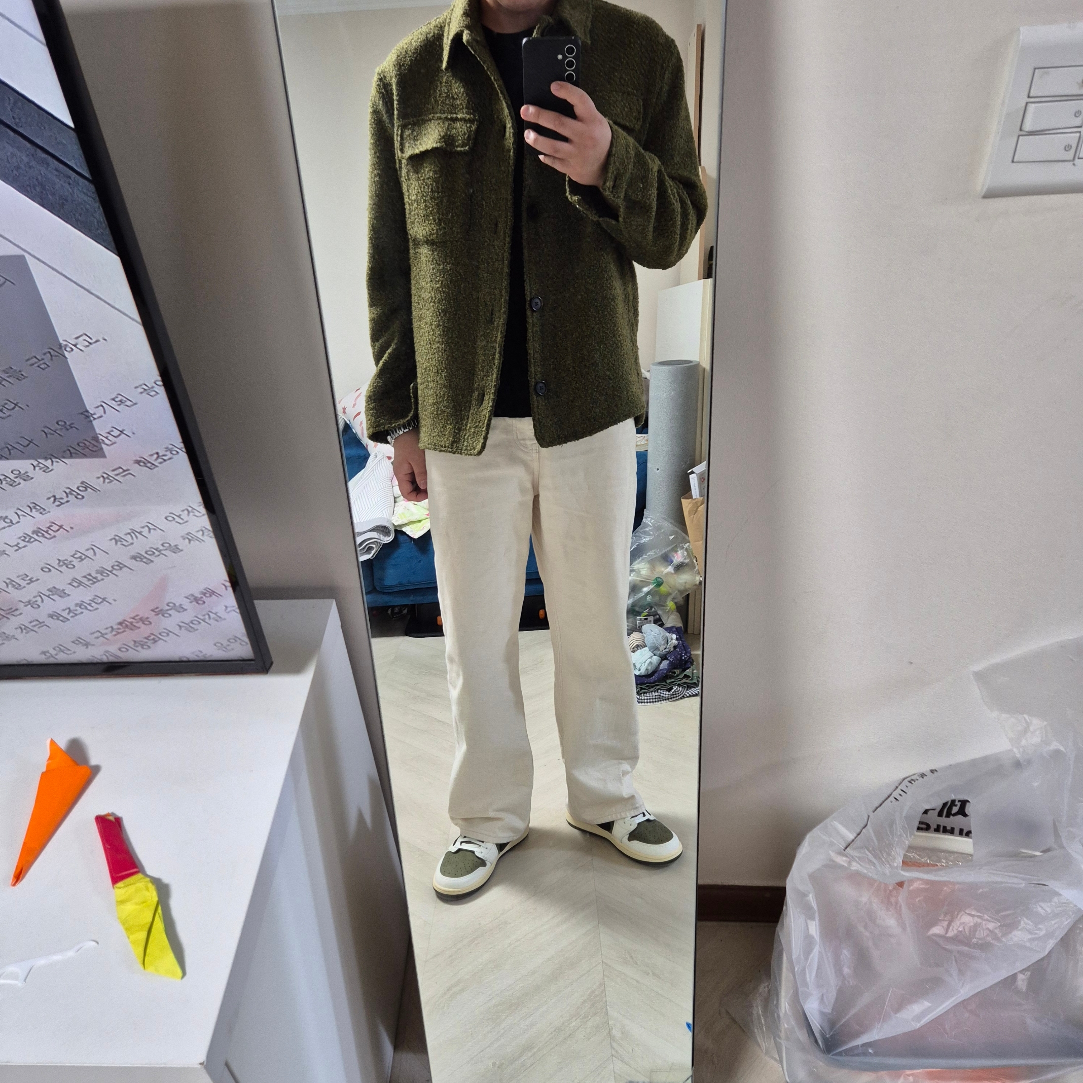 Jordan 1 x Travis Scott Retro Low OG SP Reverse Olive, Adidas Samba OG Core Black Gum 착용 스타일 - 2
