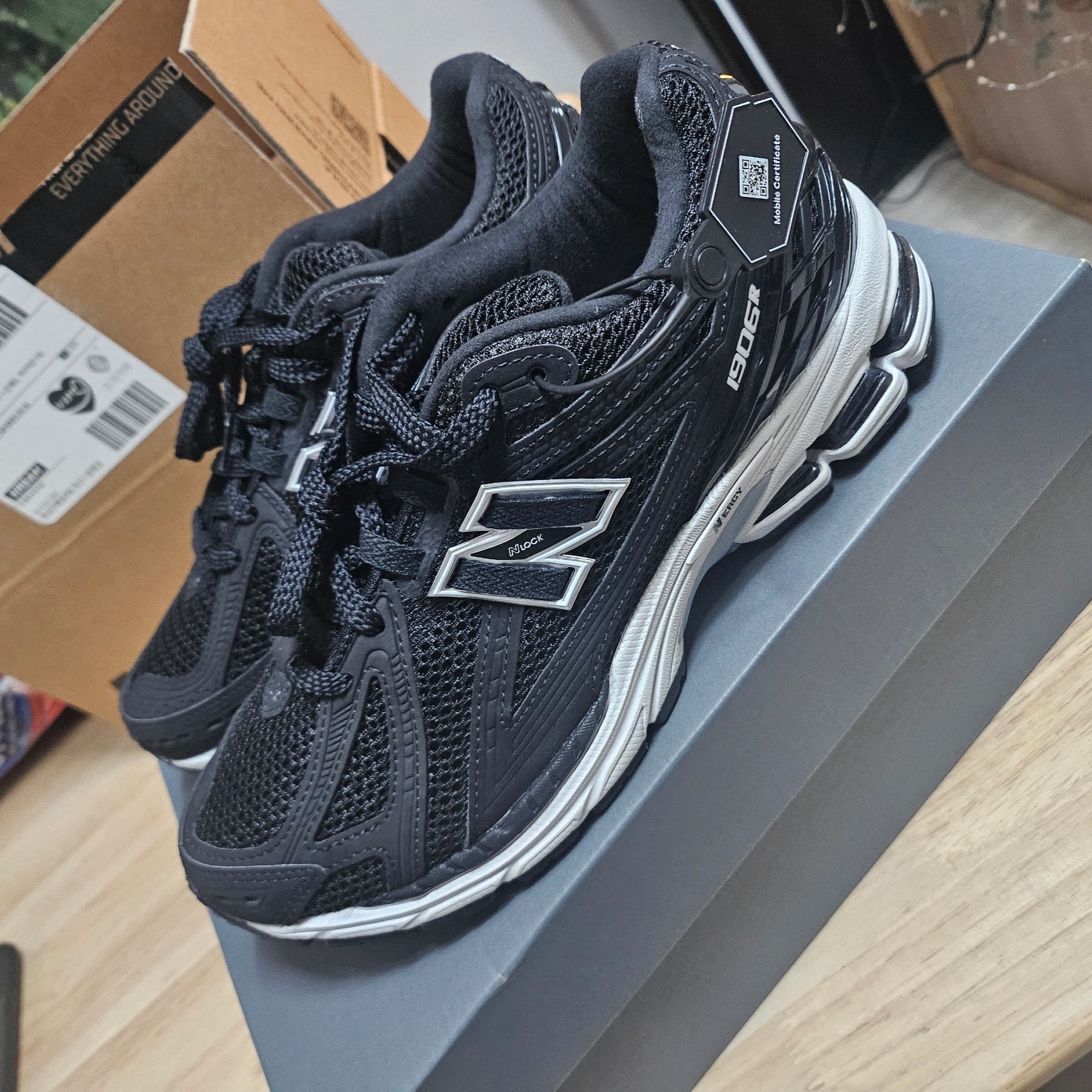 New Balance 1906R Black White 착용 스타일 - 3