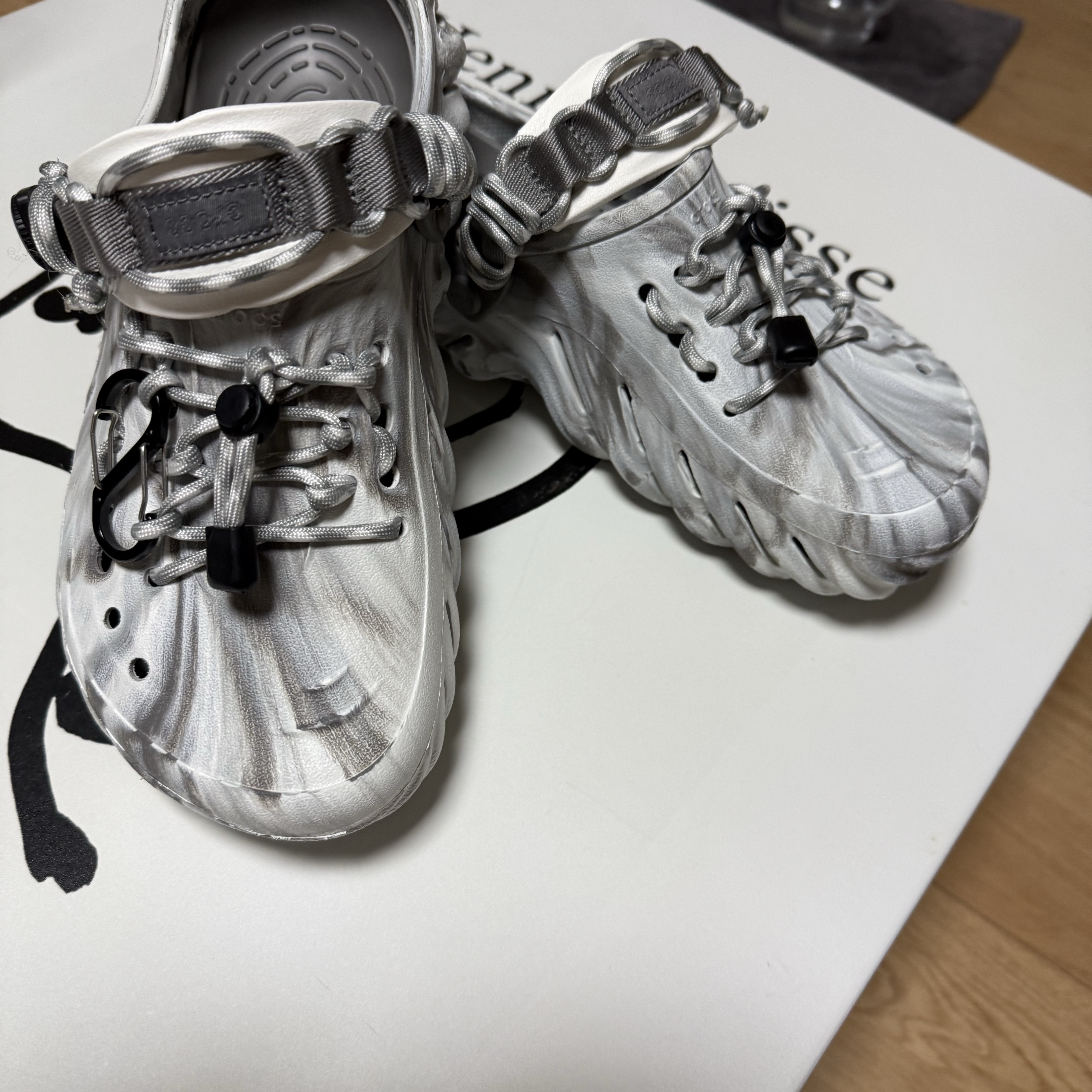 Crocs Echo Marbled Clog Moonlight Multi 착용 스타일 - 2