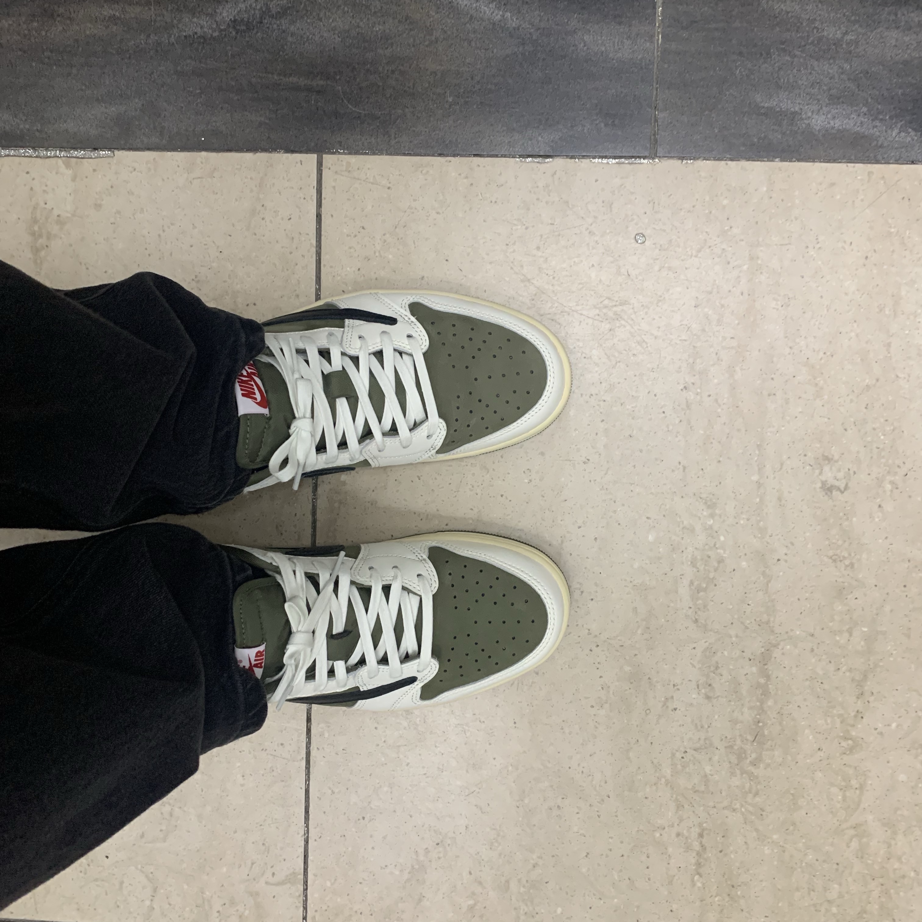 Jordan 1 x Travis Scott Retro Low OG SP Reverse Olive 착용 스타일 - 3