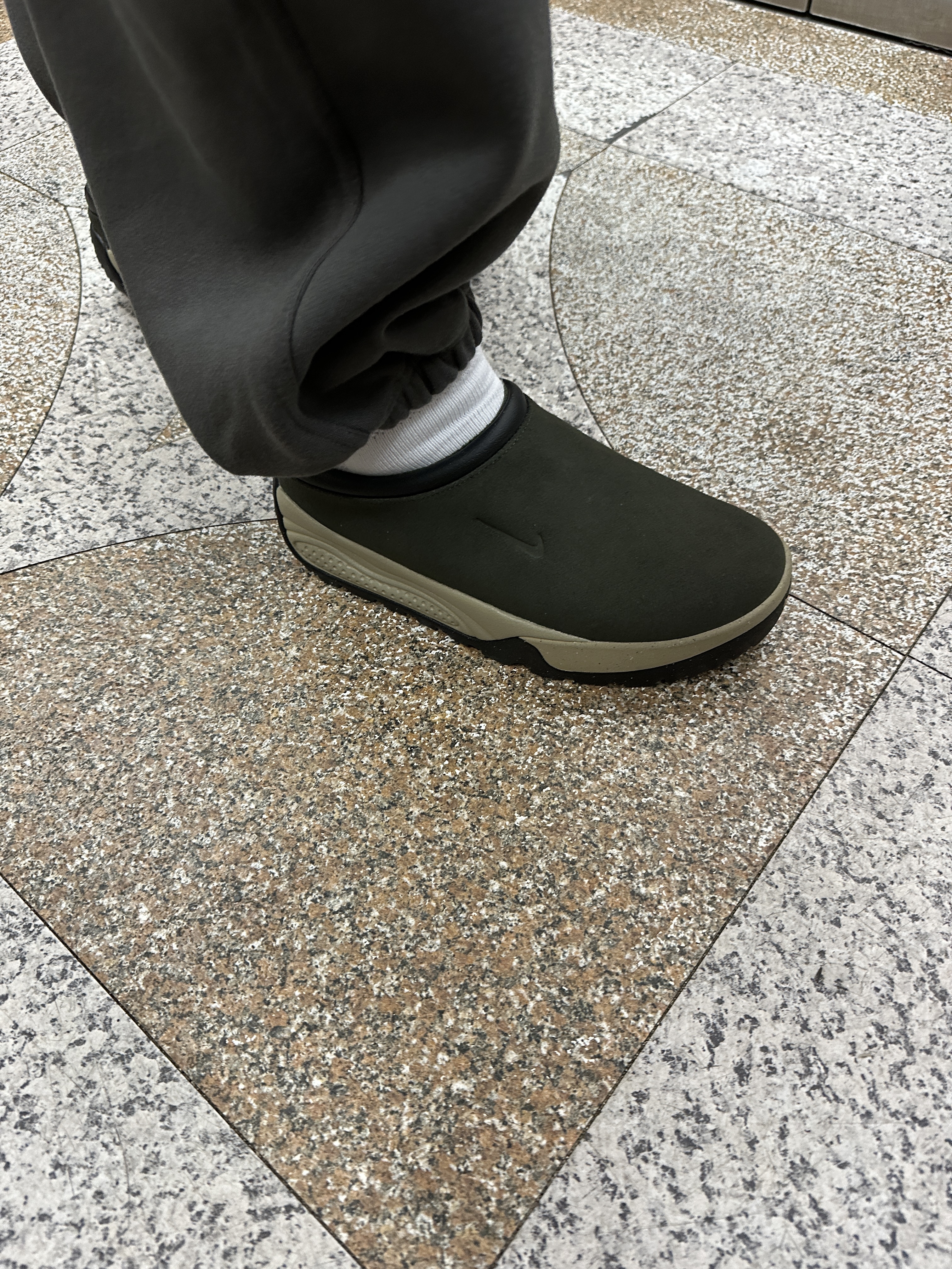 Nike ACG Rufus Sequoia, Undermycar Mu.03 Anti Fxxking Logo Play Oversized Sweat Jogger Olive 착용 스타일 - 2