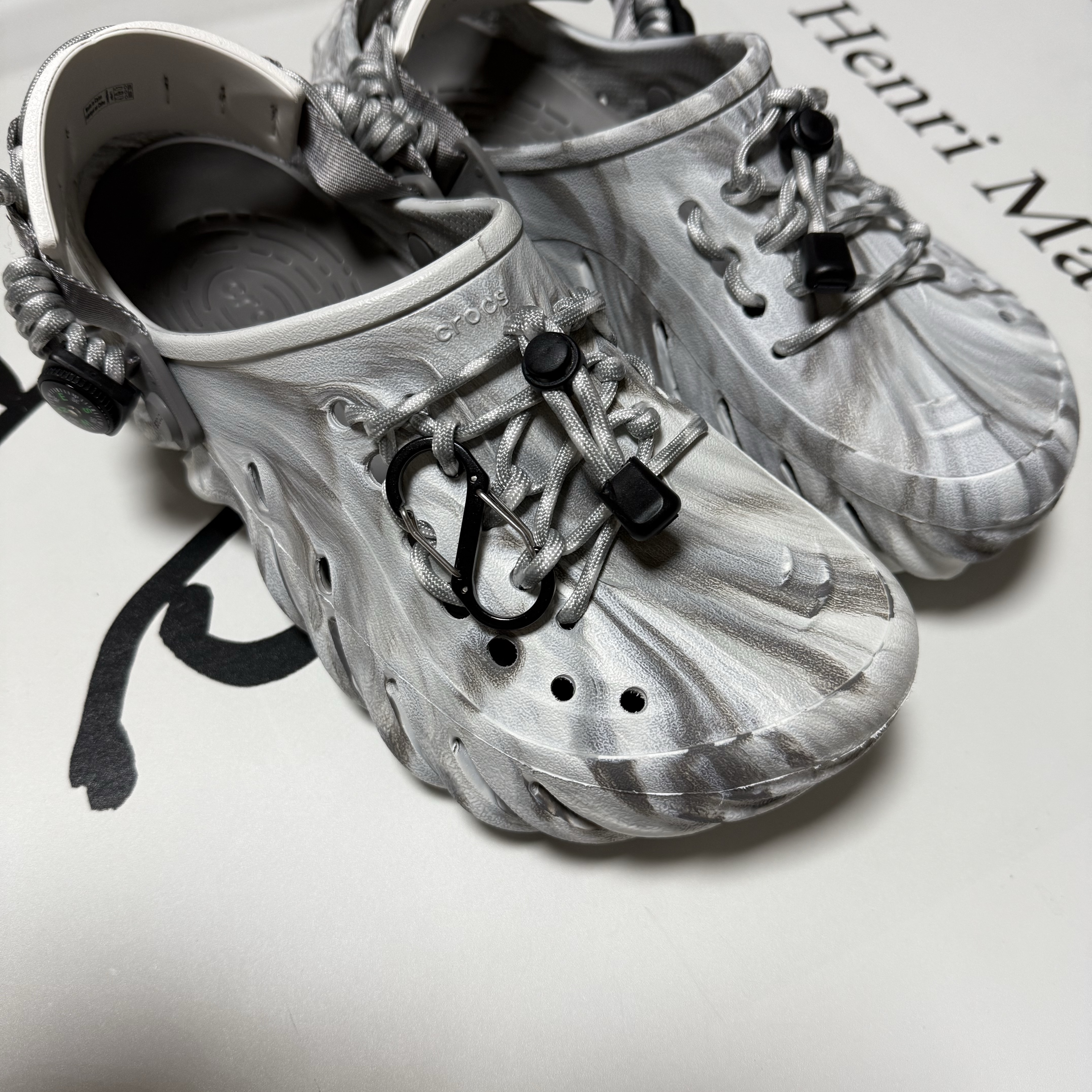 Crocs Echo Marbled Clog Moonlight Multi 착용 스타일 - 3