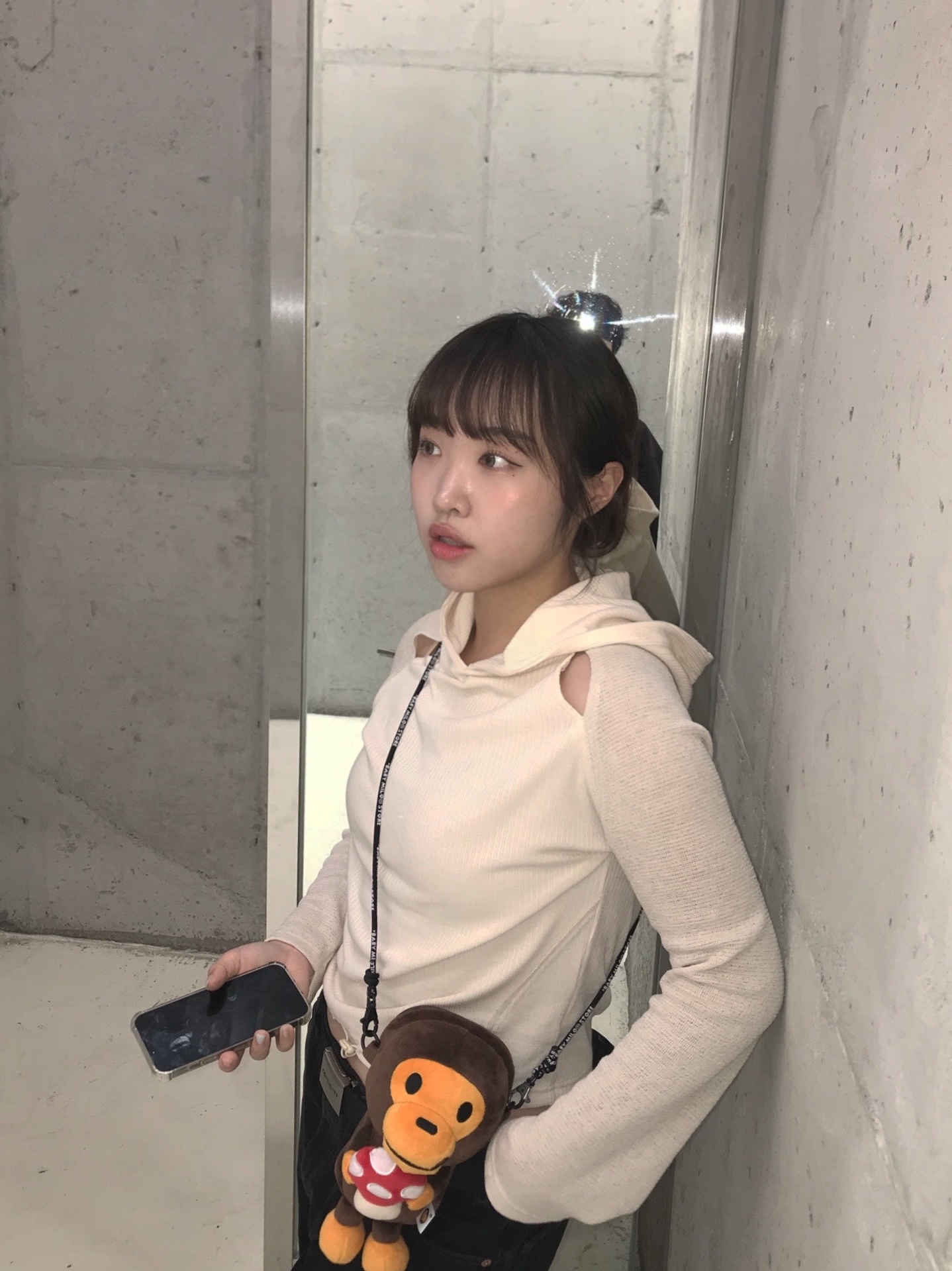 BAPE Baby Milo Plush Mobile Bag Brown 착용 스타일