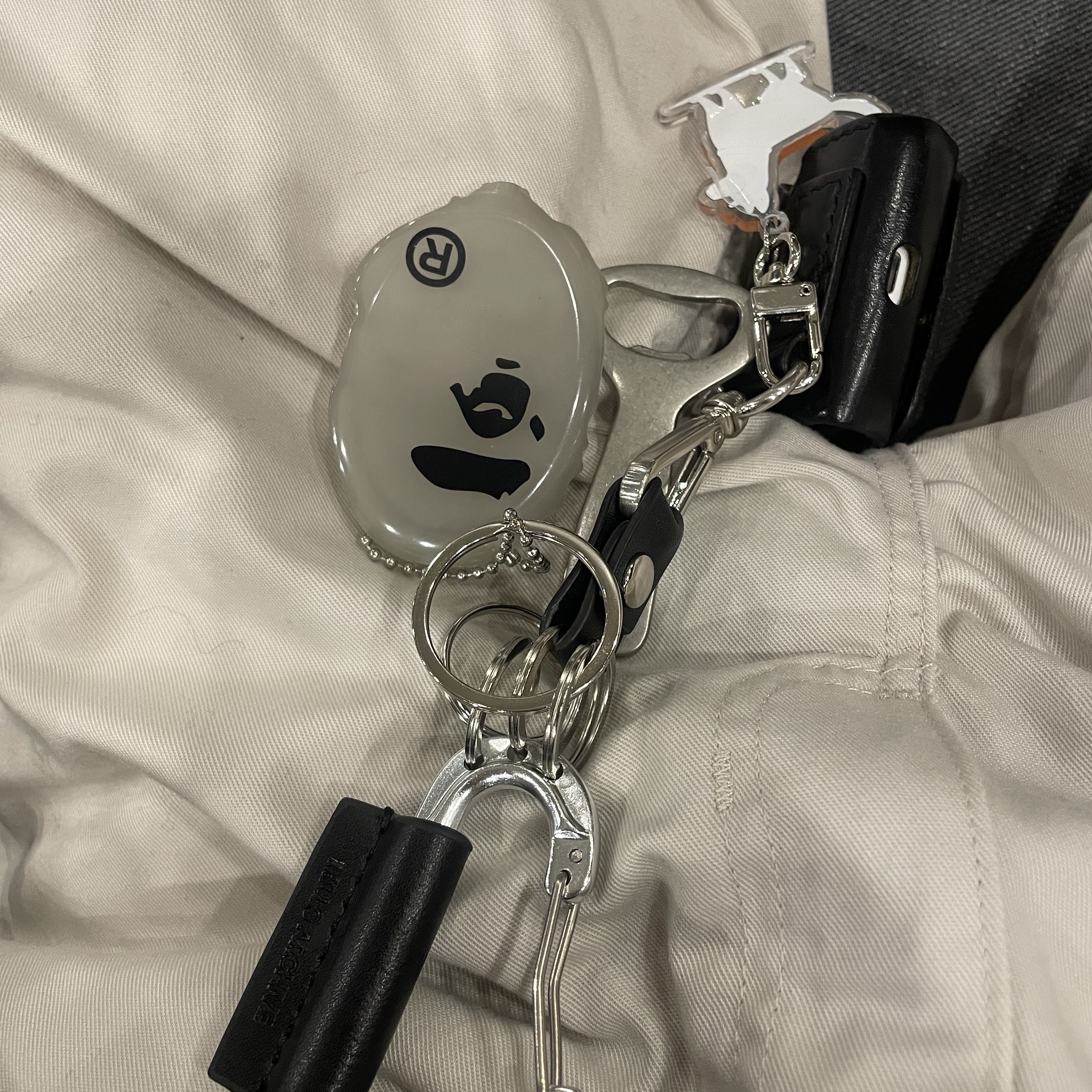 Supreme Bottle Opener Keychain Silver - 24FW 착용 스타일
