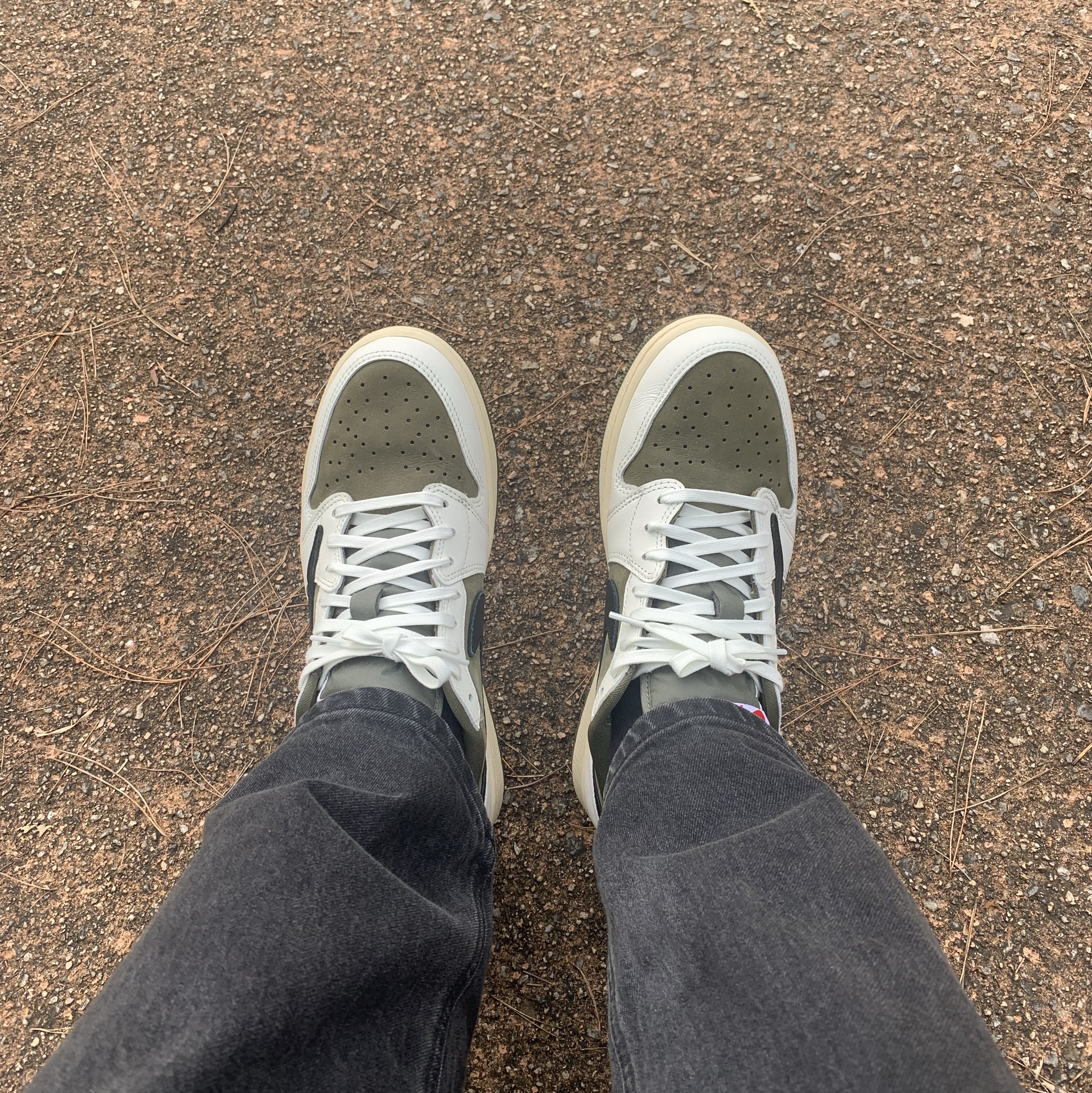 Jordan 1 x Travis Scott Retro Low OG SP Reverse Olive 착용 스타일 - 2