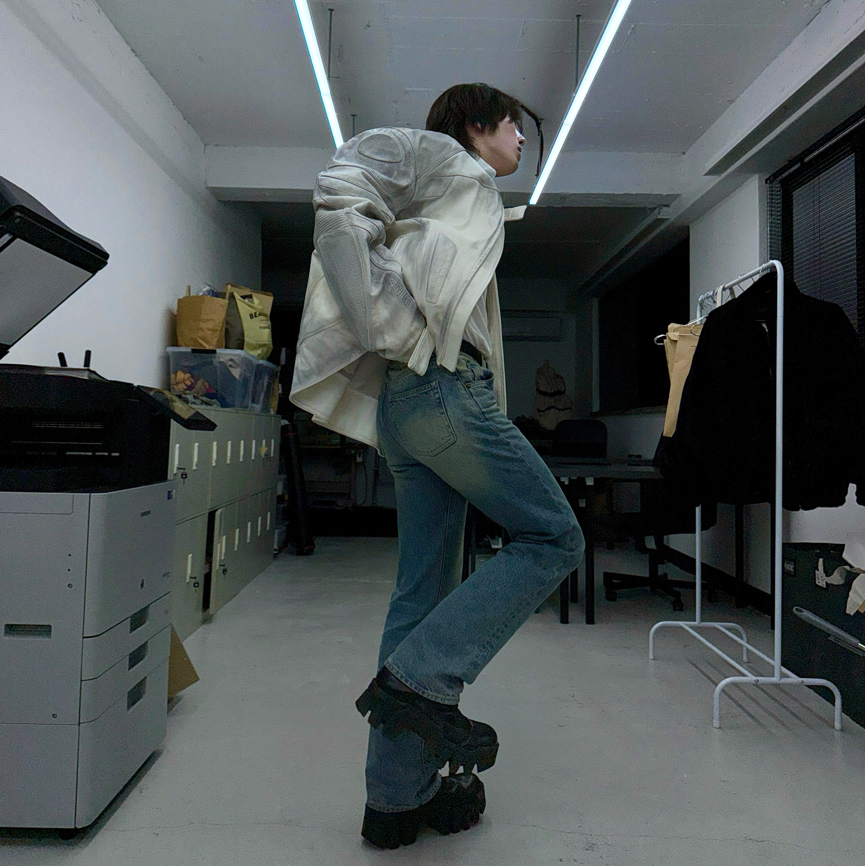 Balenciaga Oversized Biker Jacket White, Balenciaga Bulldozer Lace-Up Boot Black 착용 스타일 - 2