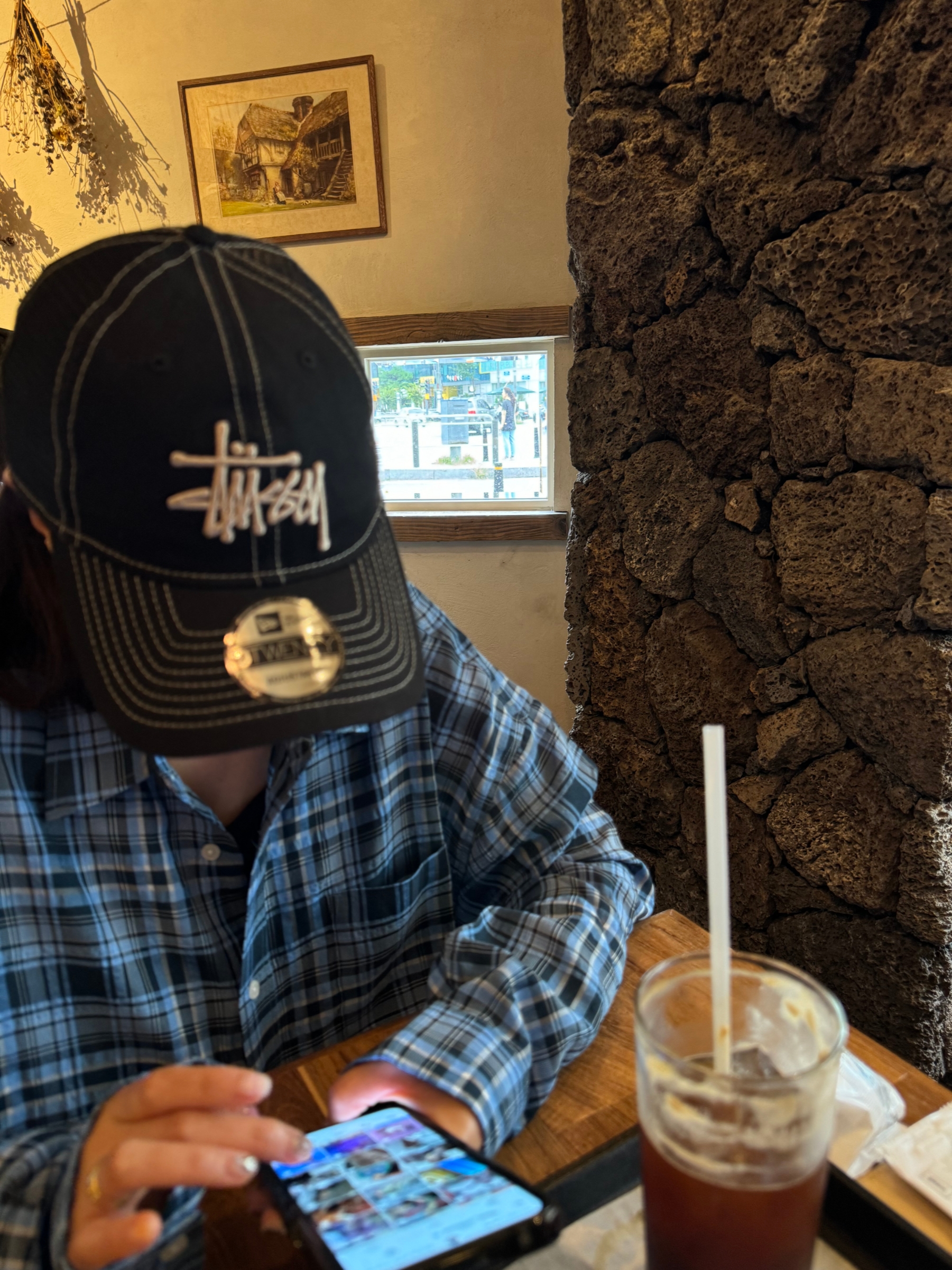 Stussy New Era 9twenty Basic Trucker Black 착용 스타일