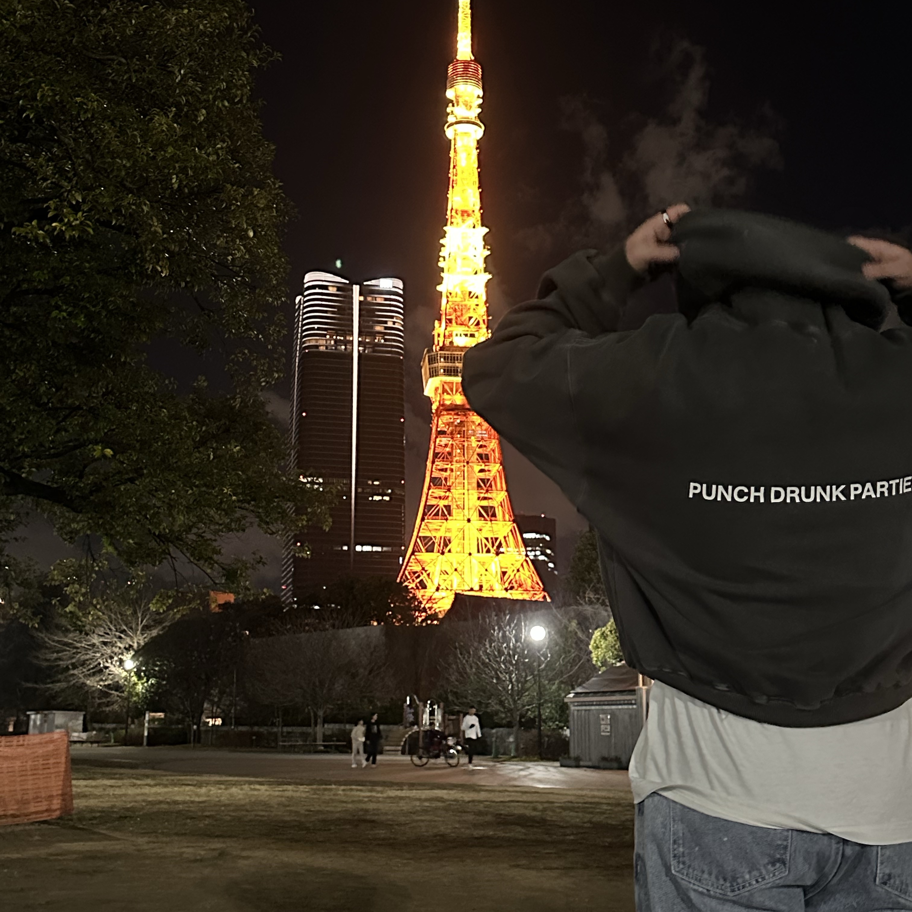Punch Drunk Parties Circle Logo Garment Dyed Hoodie Khaki 착용 스타일