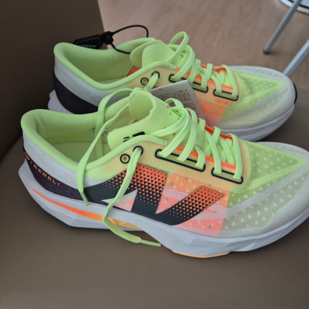 New Balance Fuelcell Rebel v4 White Bleached Lime Glow - D Standard 착용 스타일