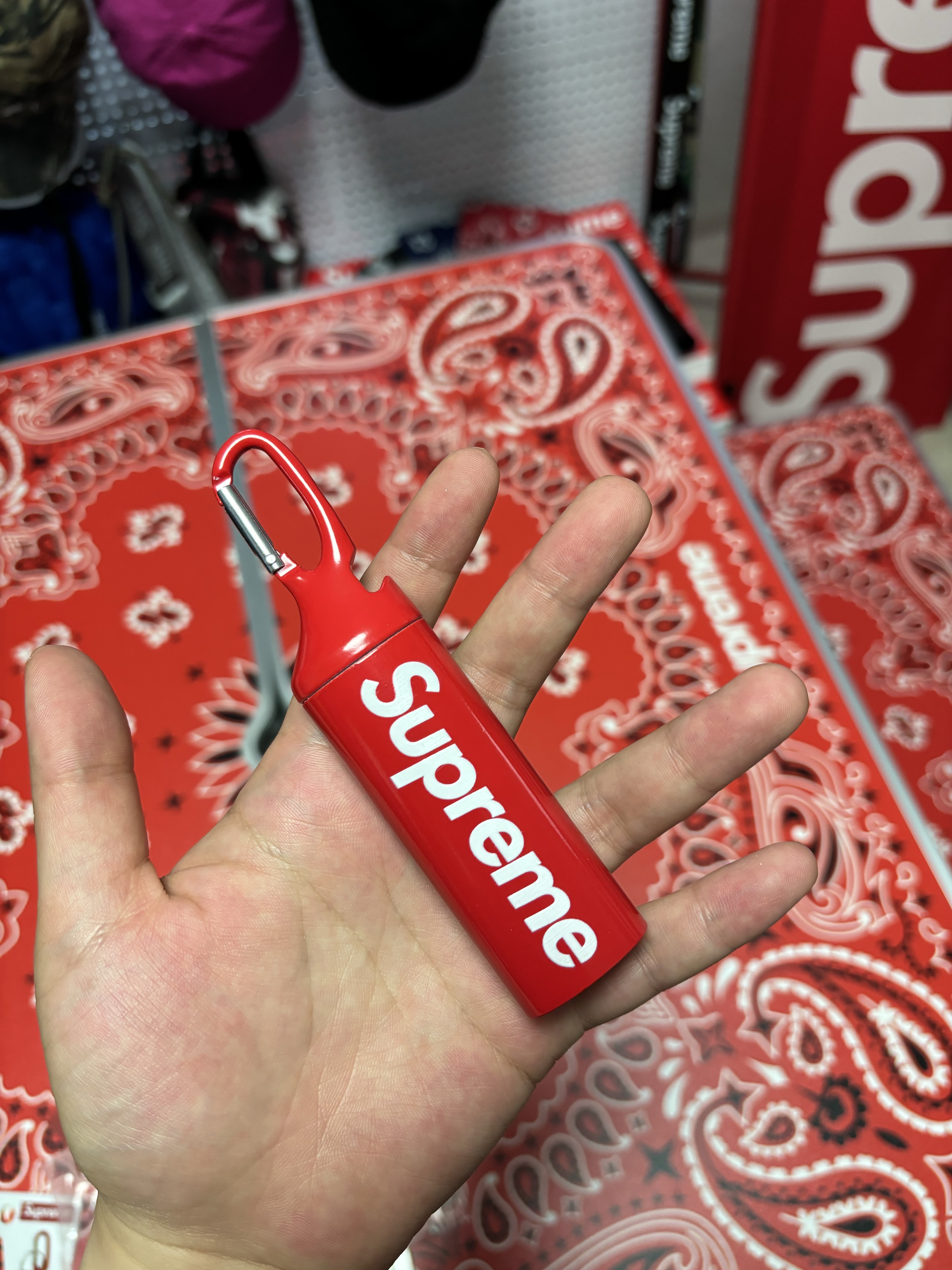 Supreme x Nike Lightweight Crew Socks Red (1 Pack), Supreme Ripstop Keychain Black - 24SS 착용 스타일 - 3