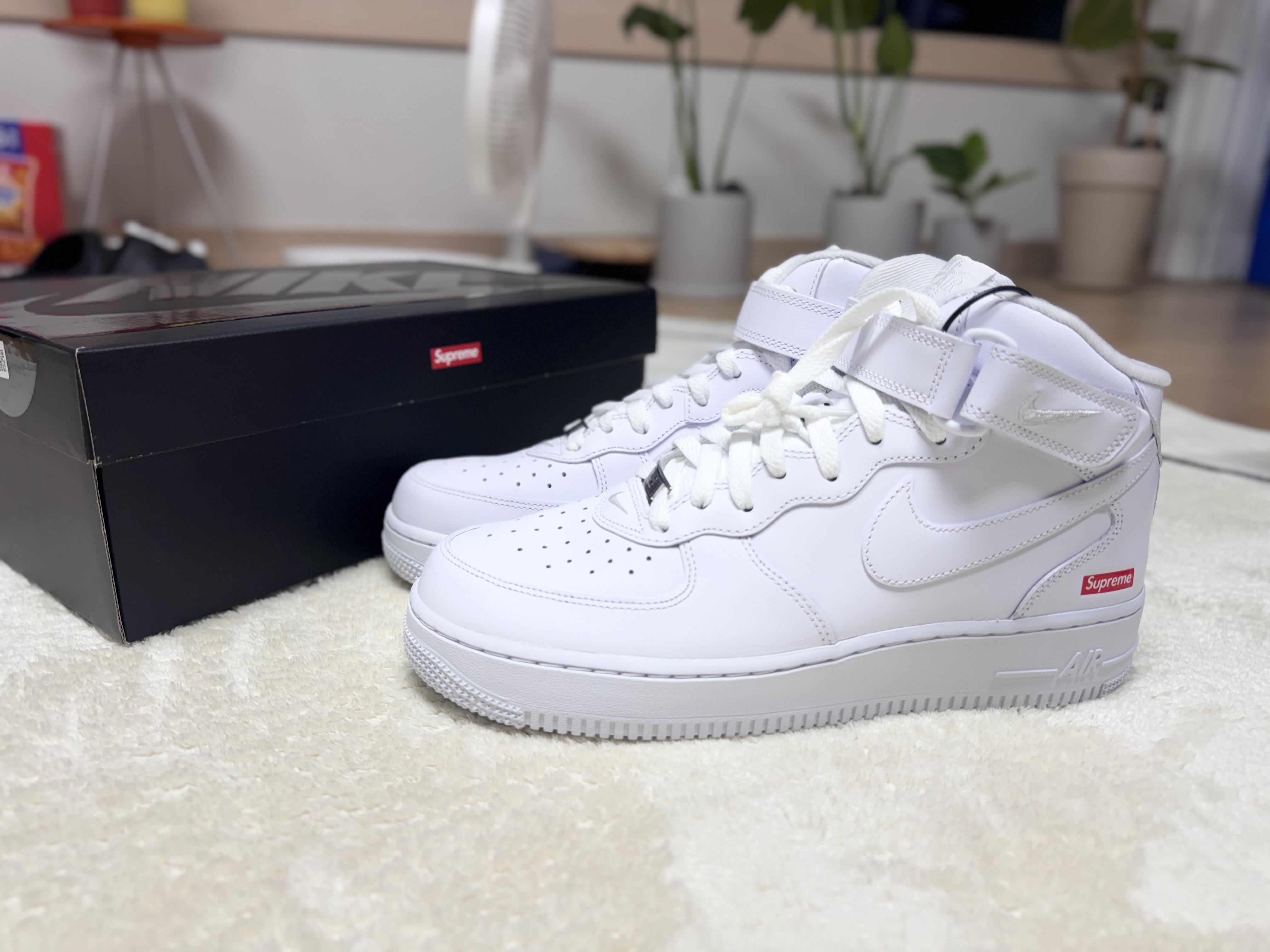 Nike x Supreme Air Force 1 Mid White 착용 스타일 - 1