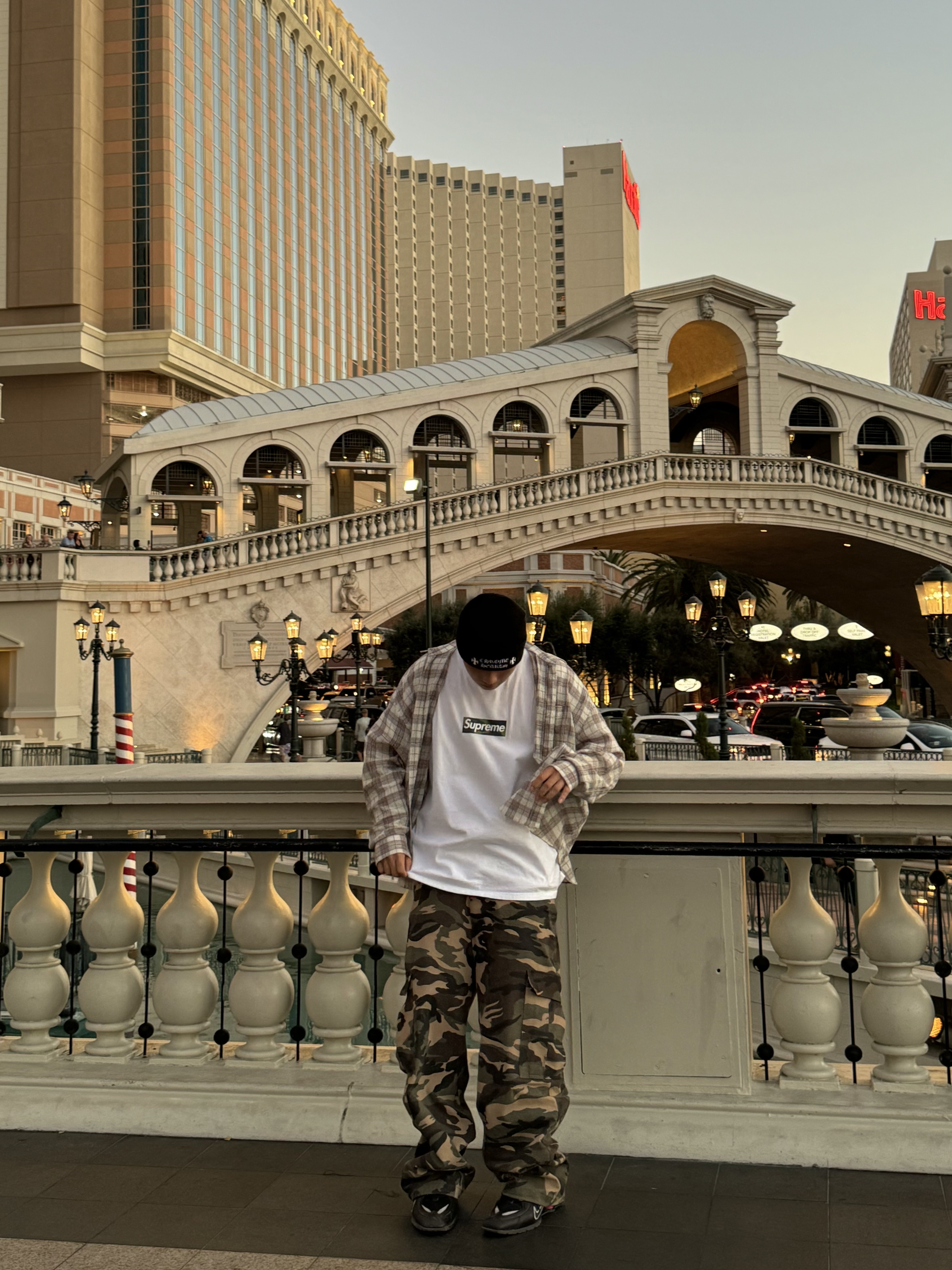 Supreme Box Logo T-Shirt White - 23FW, Nike x Martine Rose Shox MR4 Black 착용 스타일 - 1