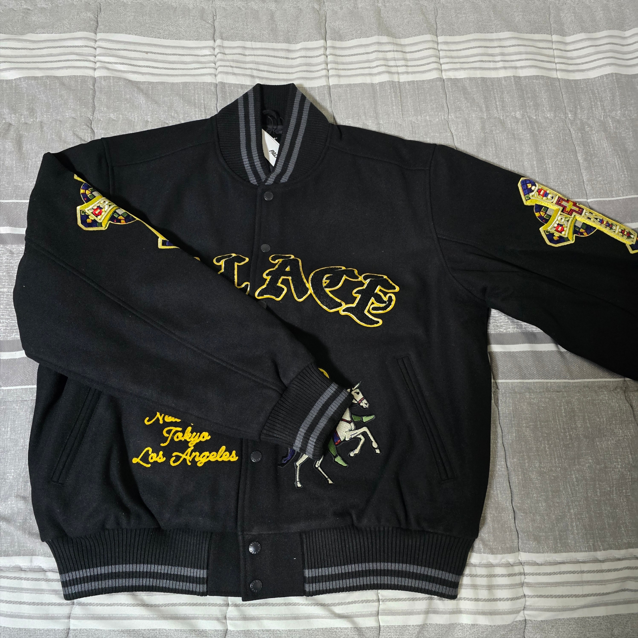 Palace Saints Varsity Jacket Black - 24SS, Supreme Twill Applique S/S Top White - 24FW 착용 스타일 - 4