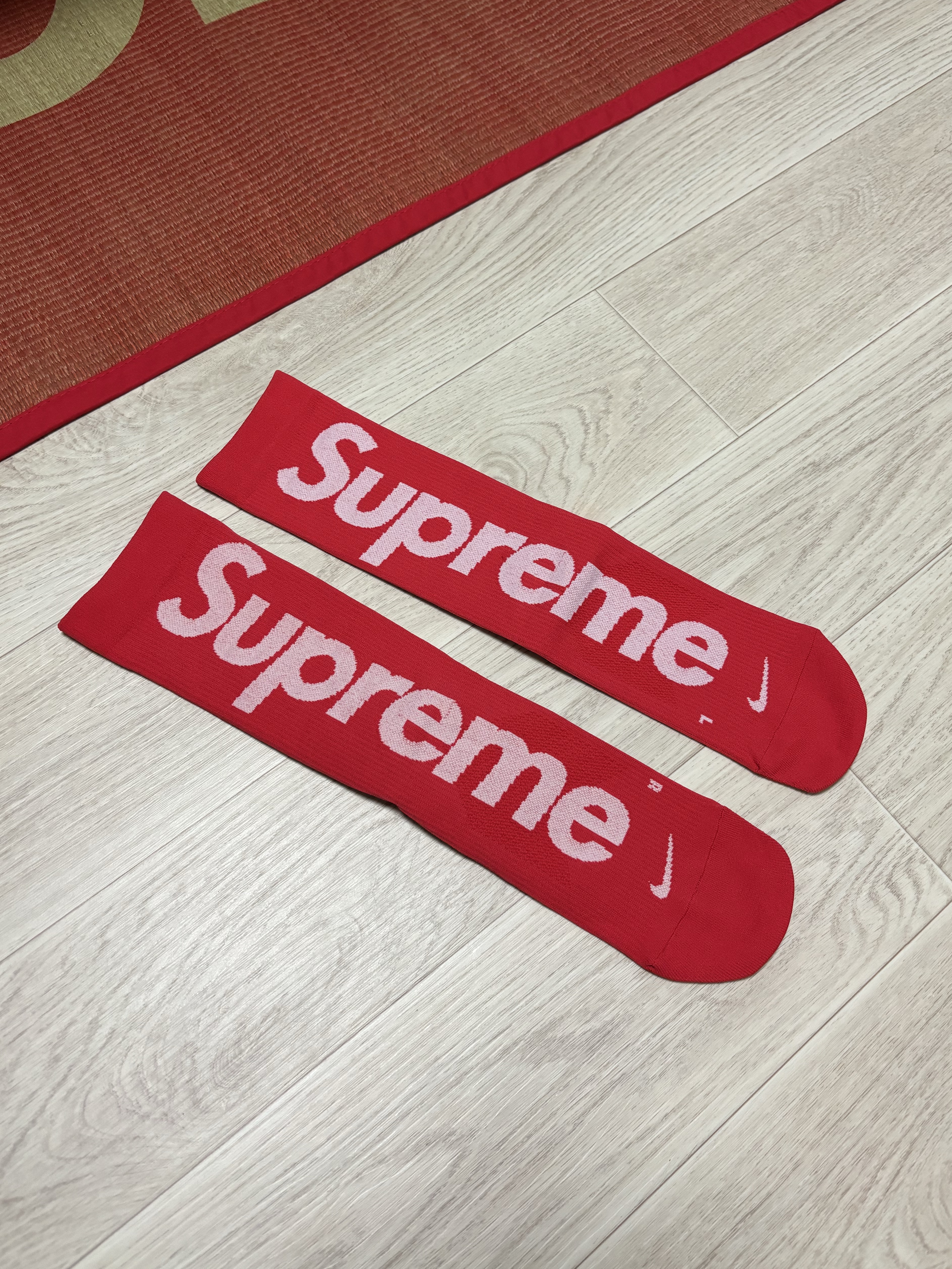 Supreme x Nike Lightweight Crew Socks Red (1 Pack), Supreme Ripstop Keychain Black - 24SS 착용 스타일 - 1