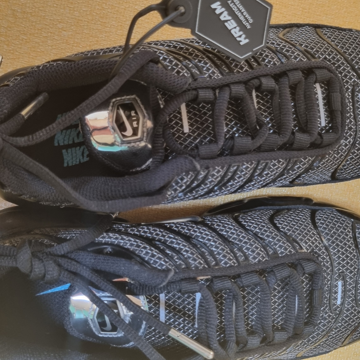 (W) Nike Air Max Plus Black Metallic Silver 착용 스타일 - 4