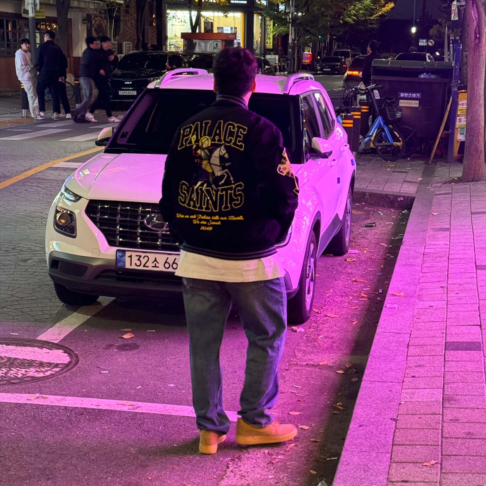 Palace Saints Varsity Jacket Black - 24SS, Supreme Twill Applique S/S Top White - 24FW 착용 스타일 - 3