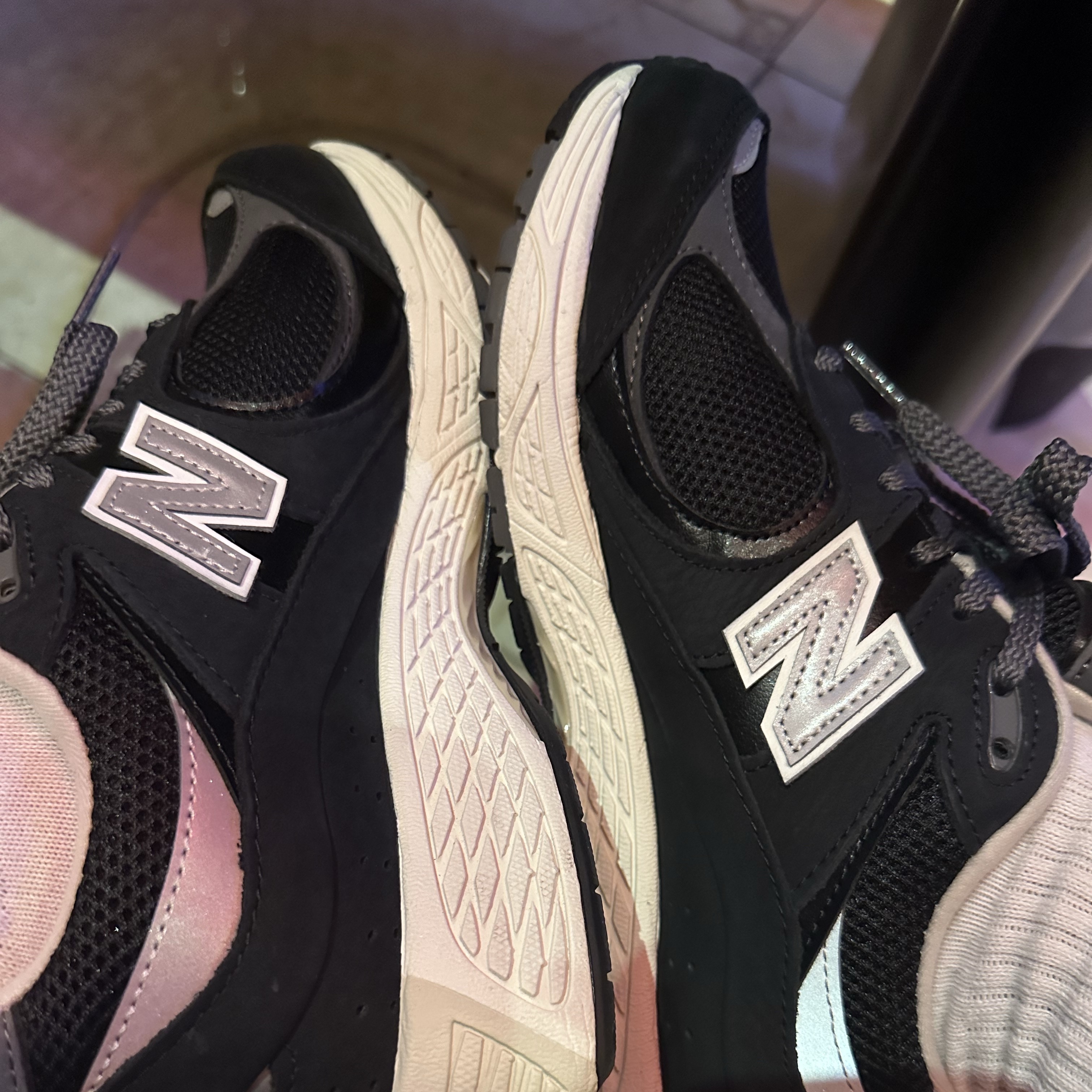 New Balance 2002R Premium Vintage Black 착용 스타일